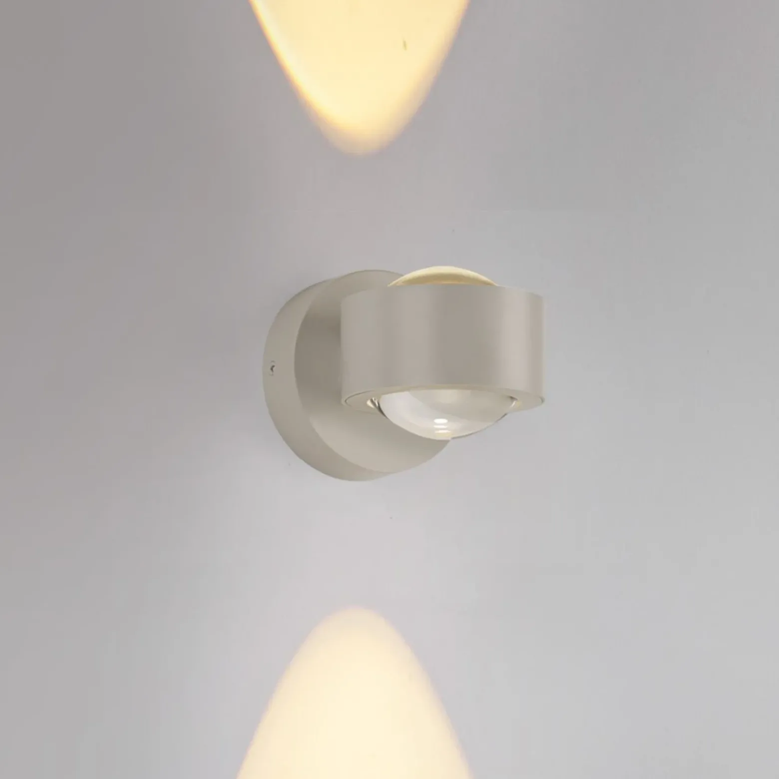 JUST LIGHT. Aplique de pared recargable LED Chia, arena, hierro, 3000 K