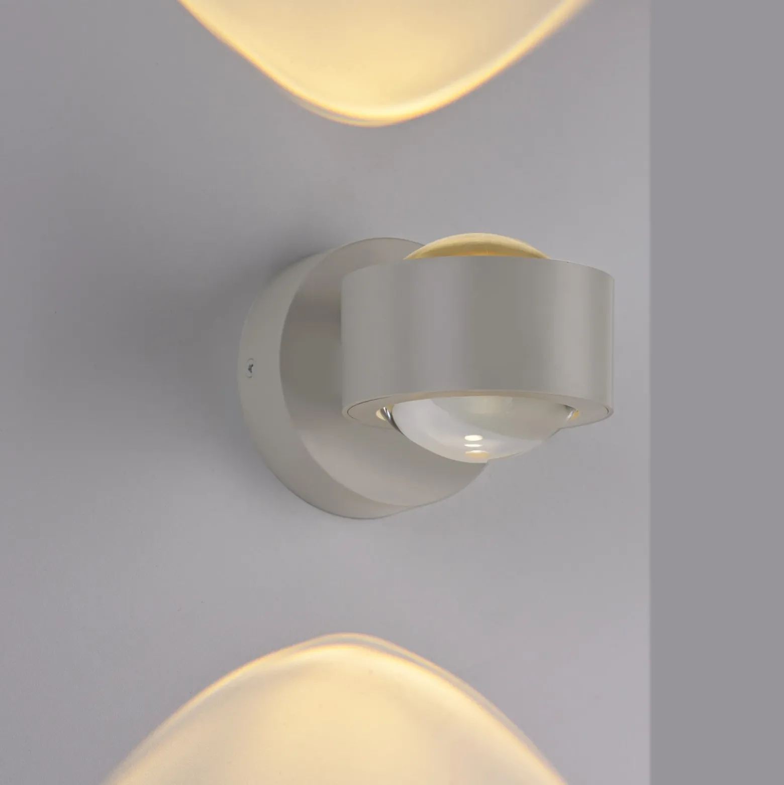 JUST LIGHT. Aplique de pared recargable LED Chia, arena, hierro, 3000 K