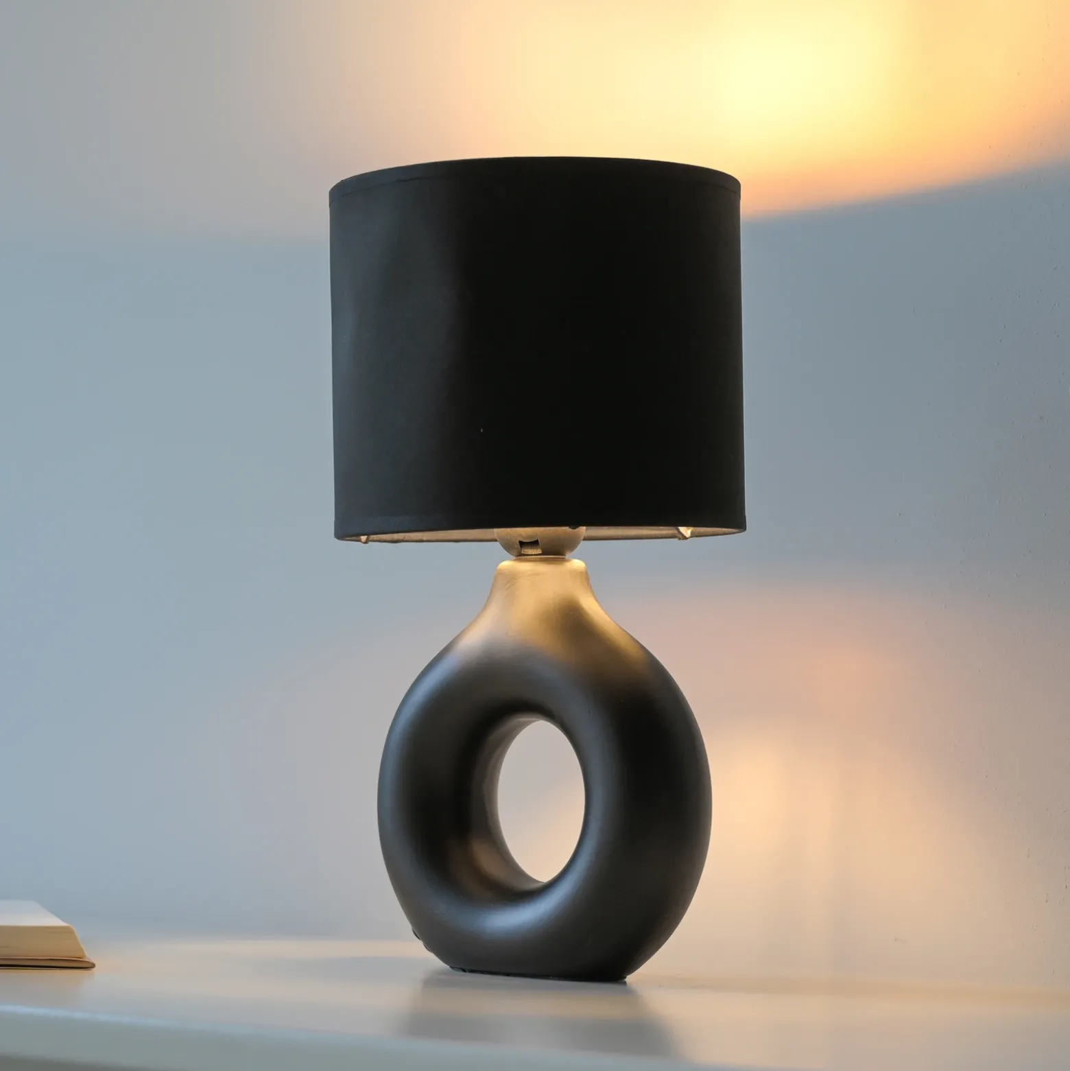 JUST LIGHT. Lámpara de mesa Carara, base de cerámica, negro
