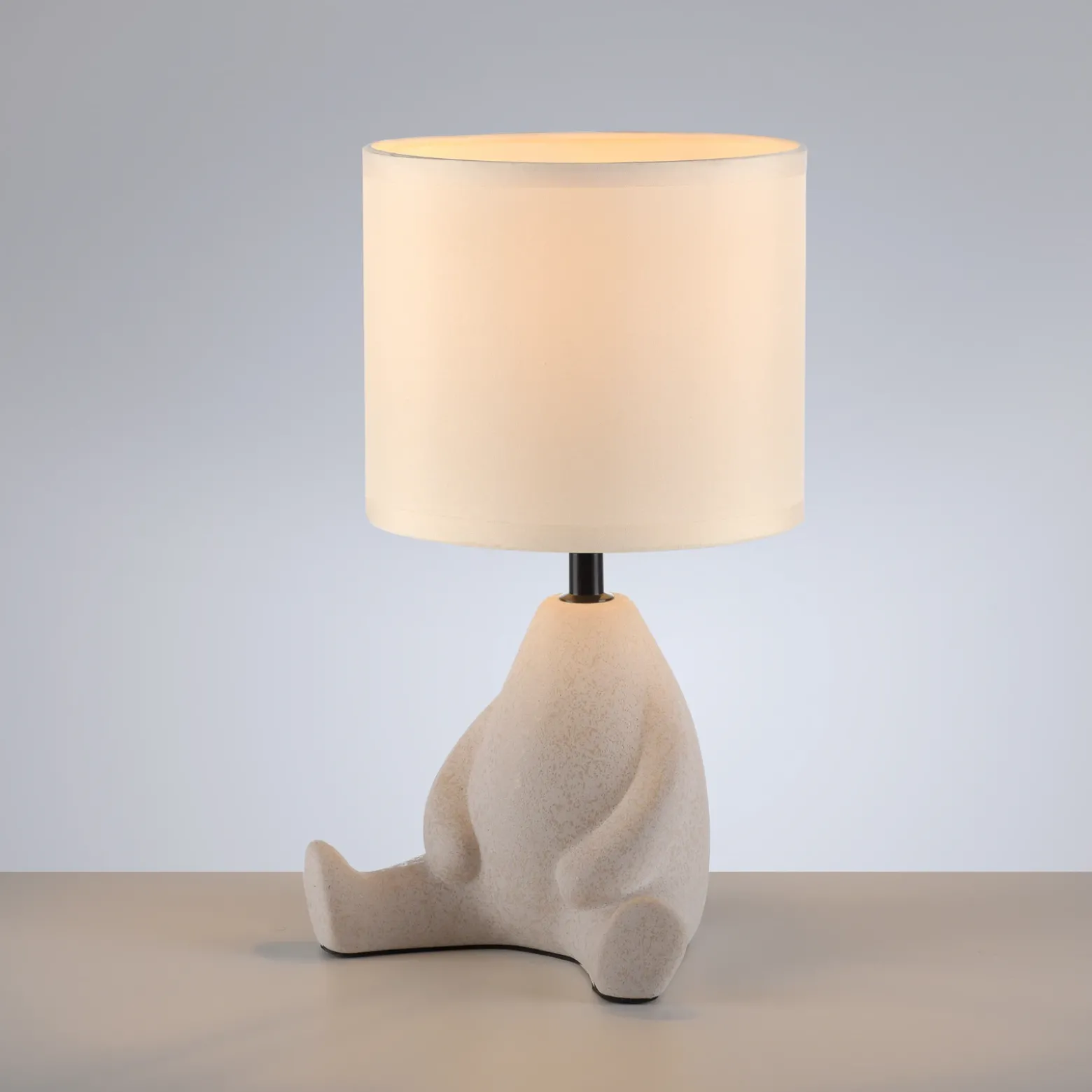 JUST LIGHT. Lámpara de mesa Ted, cerámica, sentado, beige arena
