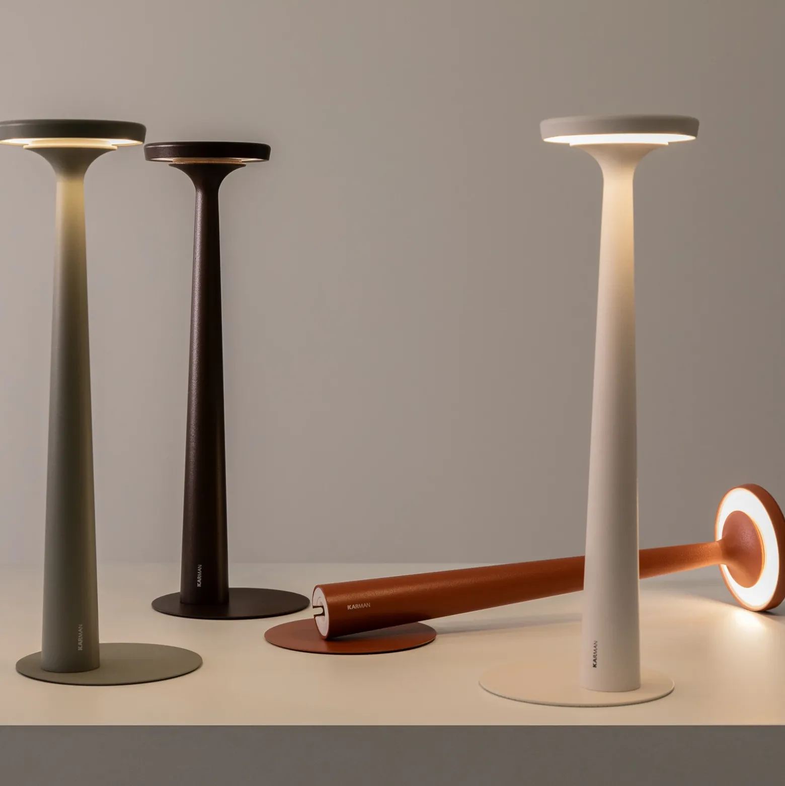 Karman lámpara de mesa LED recargable Papiria, marrón mate, CCT