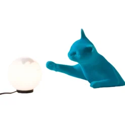 Karman lámpara de mesa Maoo, cerámica azul claro, figura de gato de cristal
