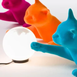 Karman lámpara de mesa Maoo, cerámica azul claro, figura de gato de cristal