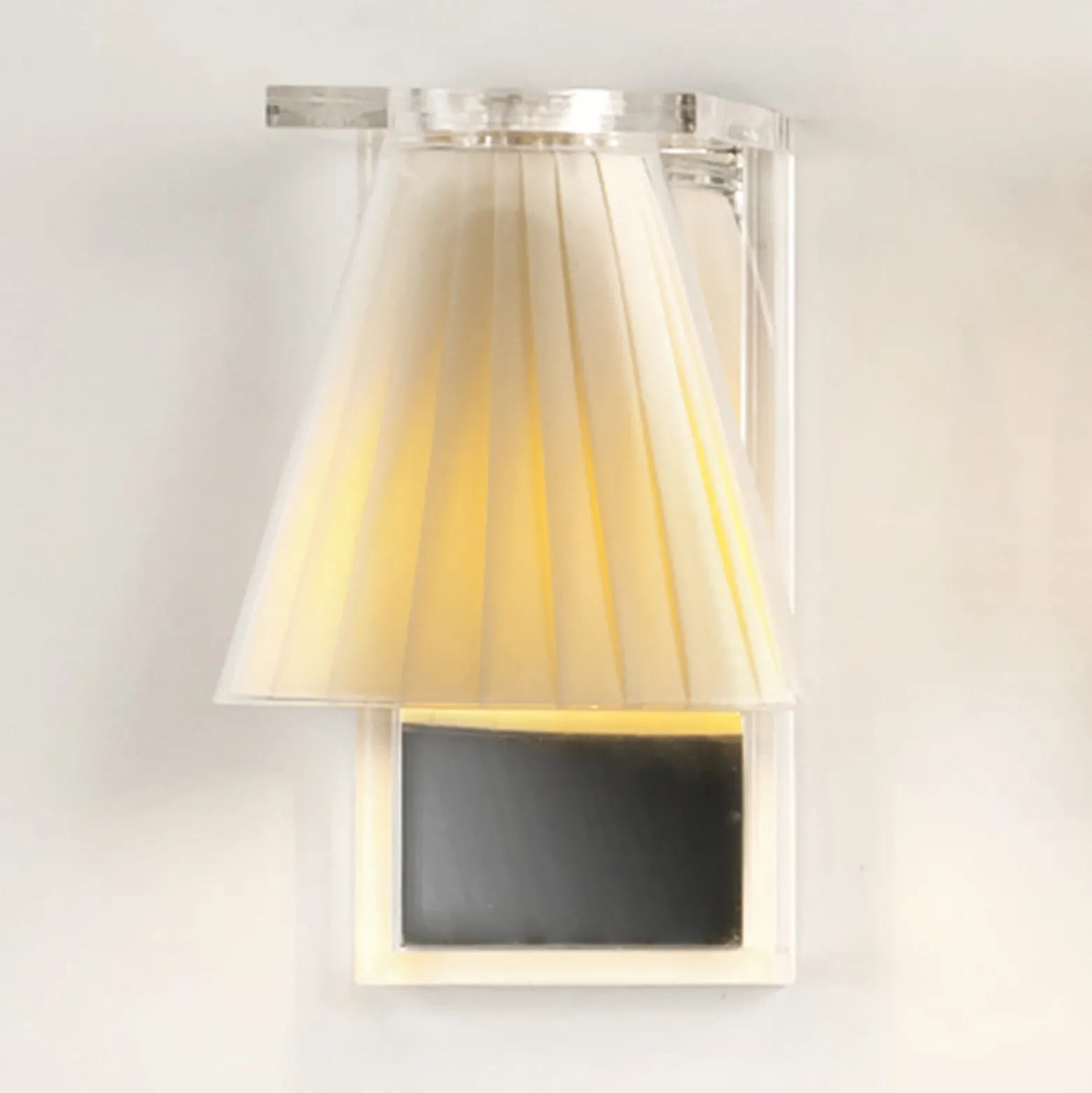 Kartell Light-Air aplique con pantalla textil