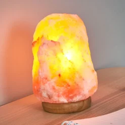 La lámpara de sal ROCK difunde una luz acogedora