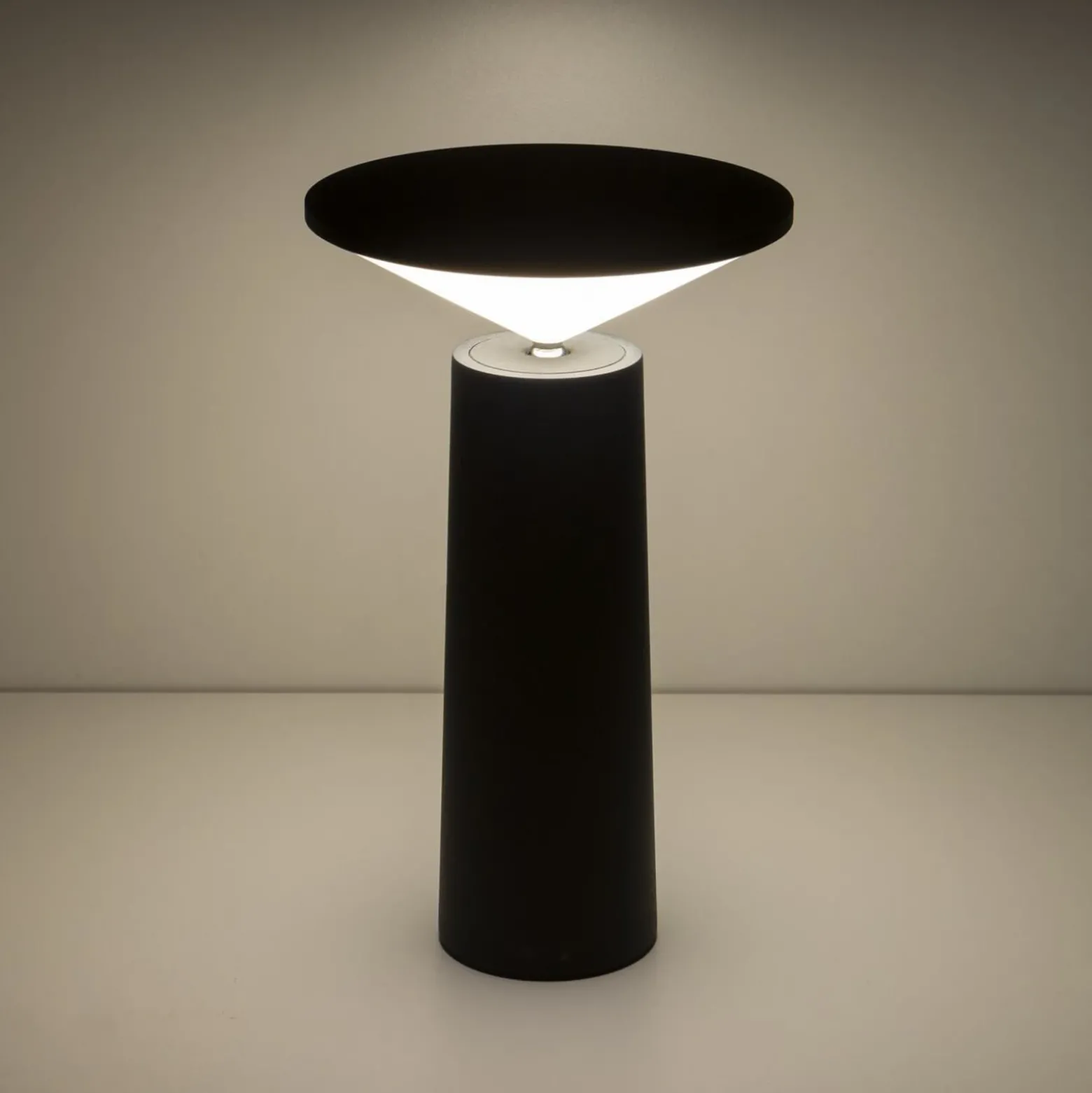 LEDS-C4 Lámpara de mesa LED recargable Cocktail, negro Altura 21,5 cm