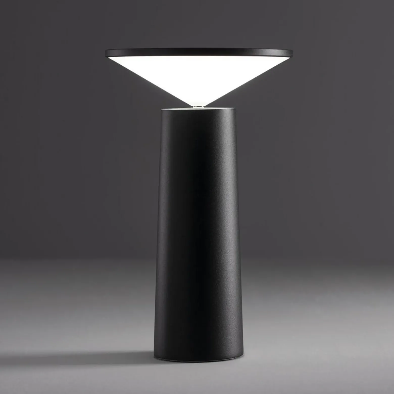 LEDS-C4 Lámpara de mesa LED recargable Cocktail, negro Altura 21,5 cm