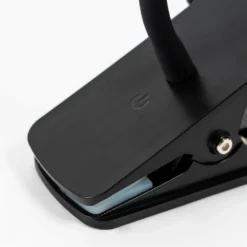 Lindby Ailina Lámpara de mesa LED, base de pinza, negra