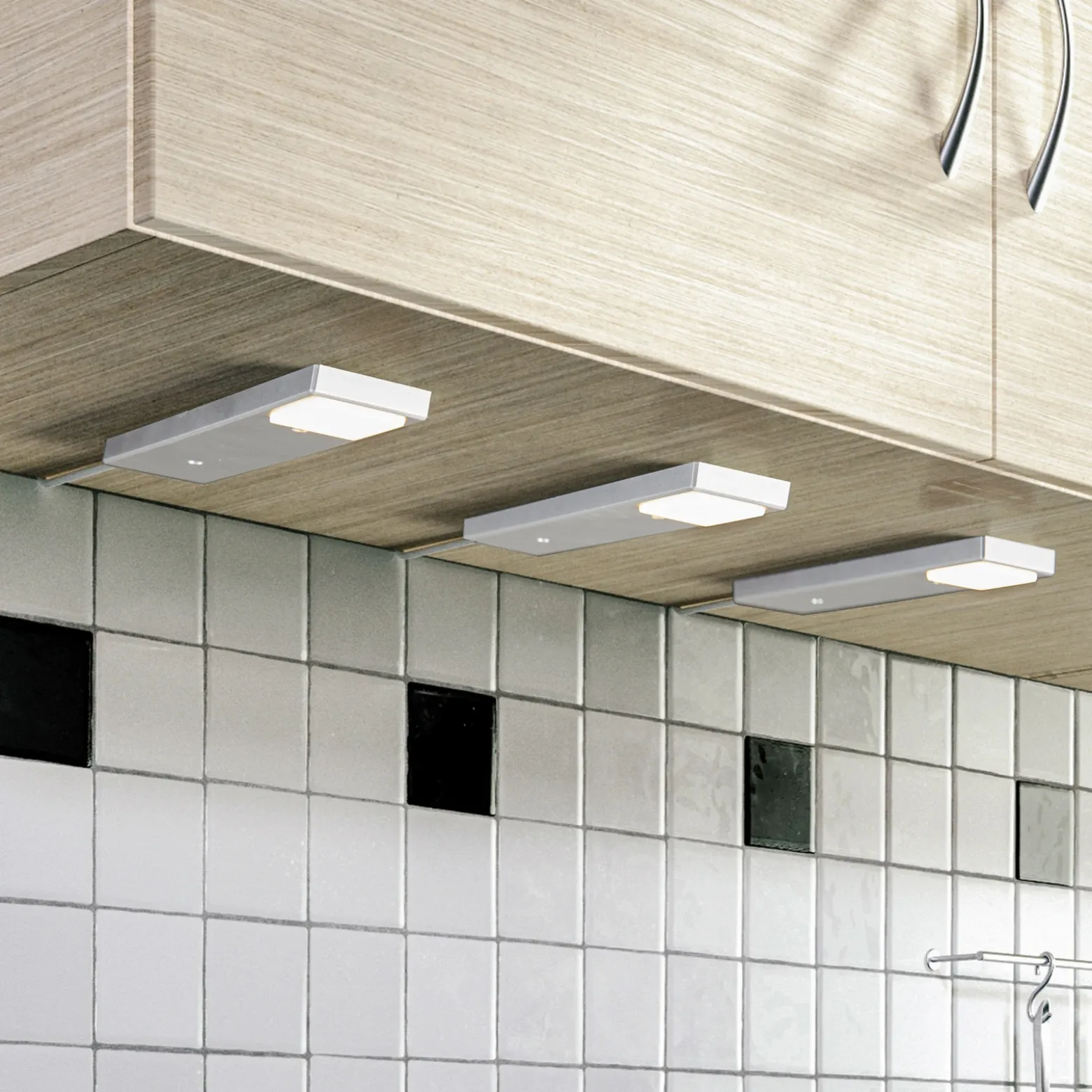 Lindby Amaryll lámpara LED bajo mueble, 3 ud plata