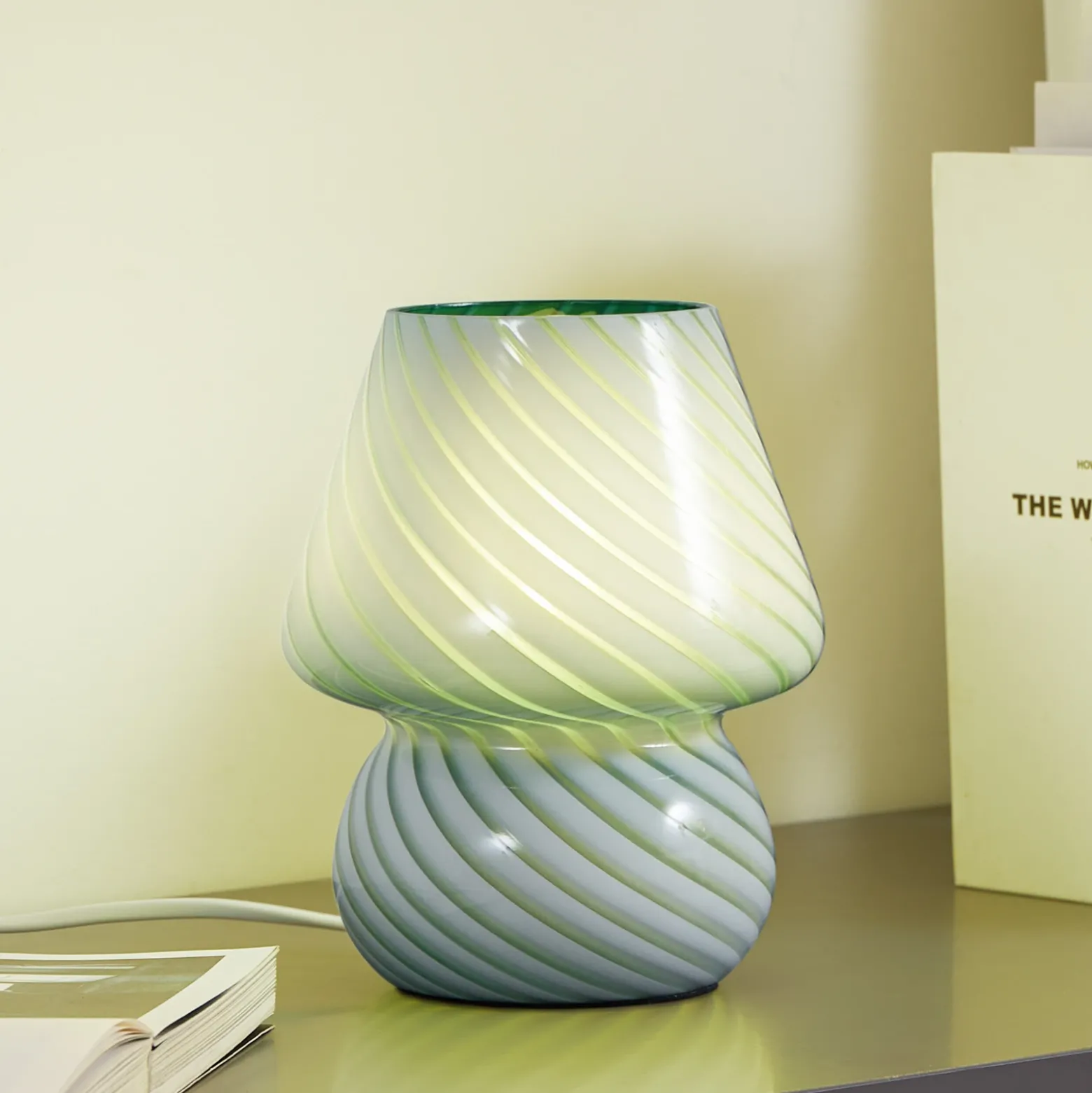 Lindby Andriana lámpara de mesa, verde/blanco, cristal, Ø 15 cm