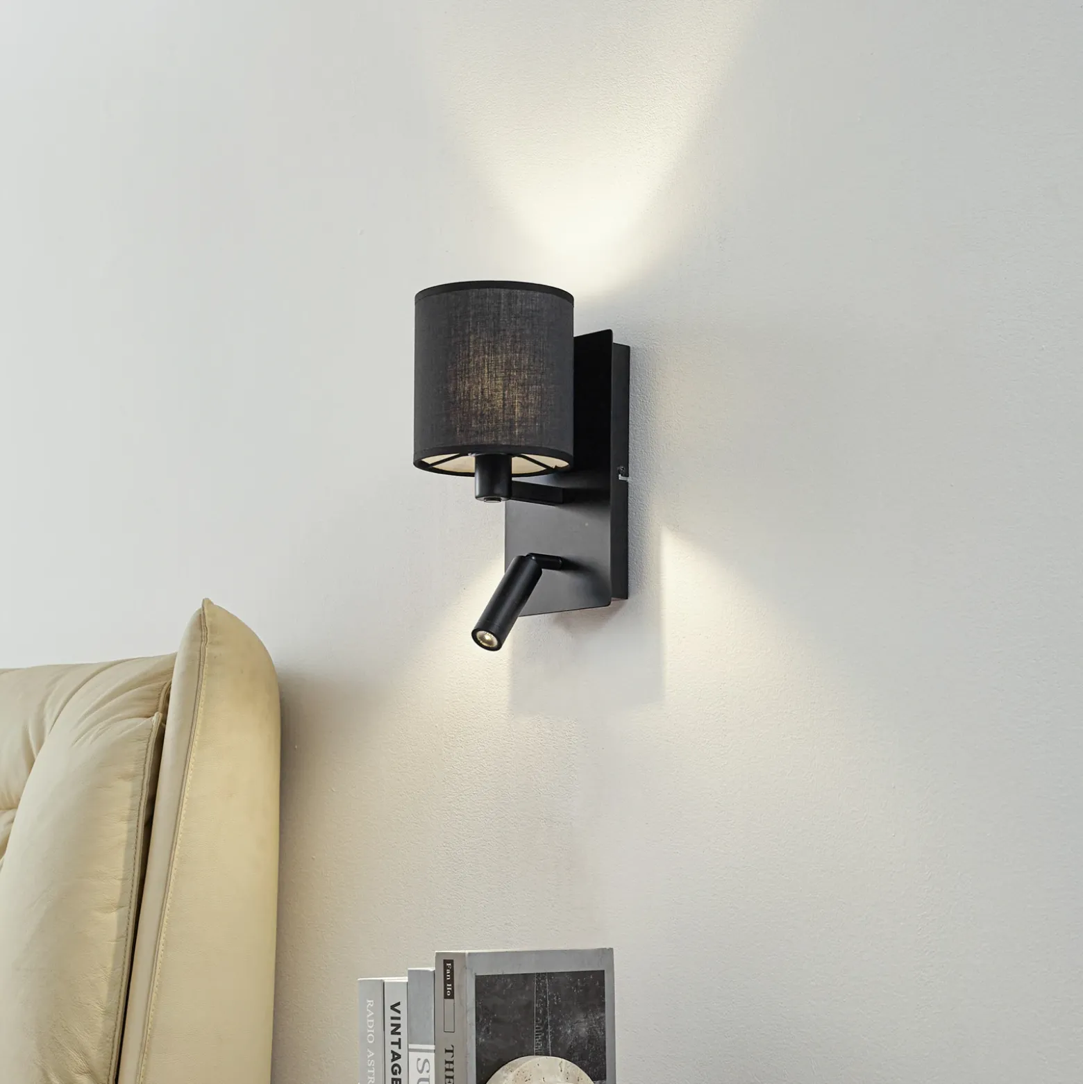 Lindby aplique de pared Aiden, 30 cm, negro, brazo de lectura LED, E14