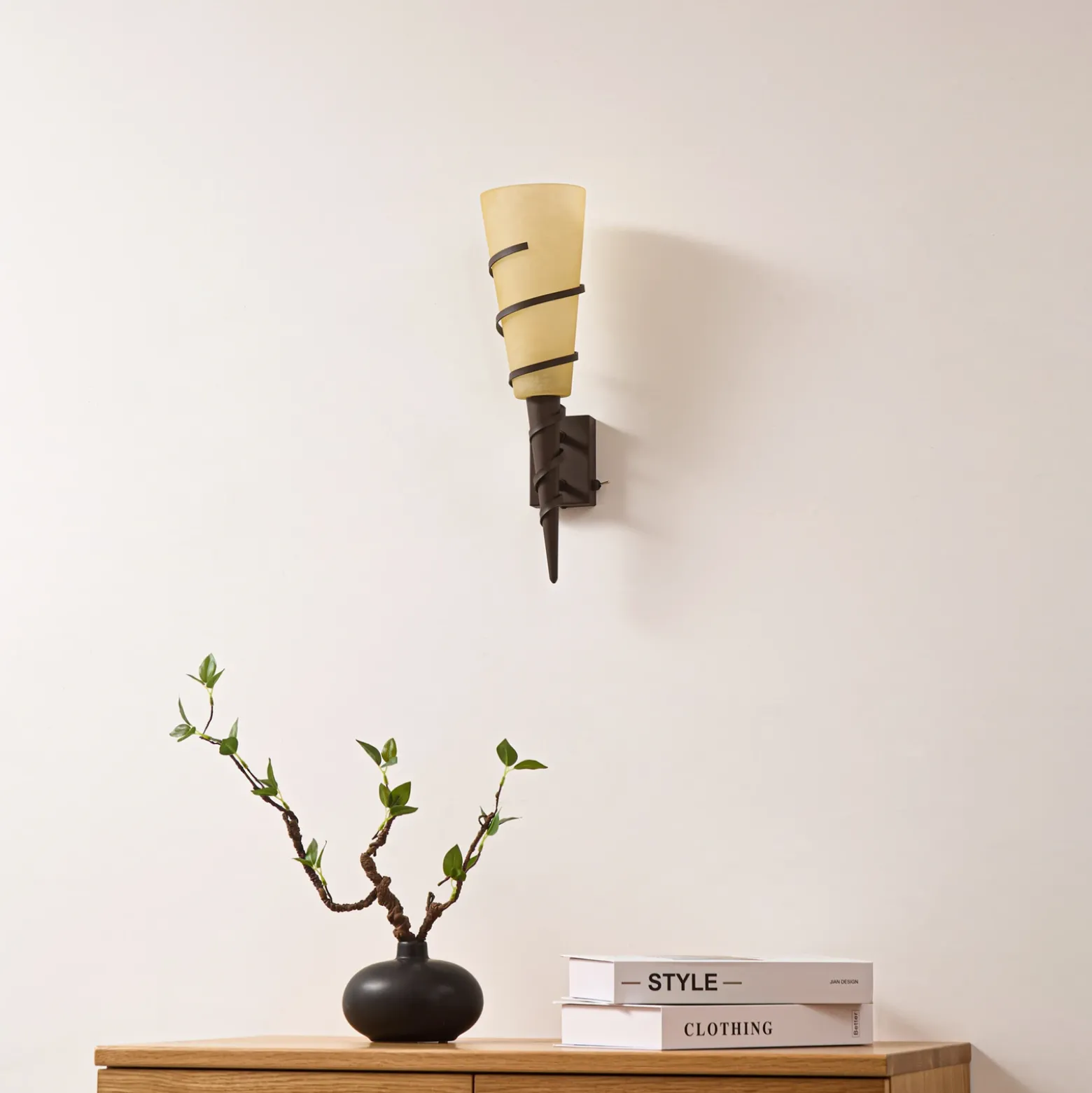 Lindby aplique de pared Anouk, altura 44 cm, cristal, metal, antorcha