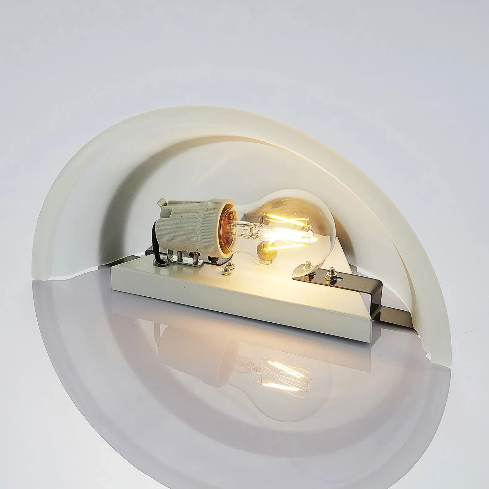Lindby aplique de pared Irimia, 31 cm, latón envejecido, cristal