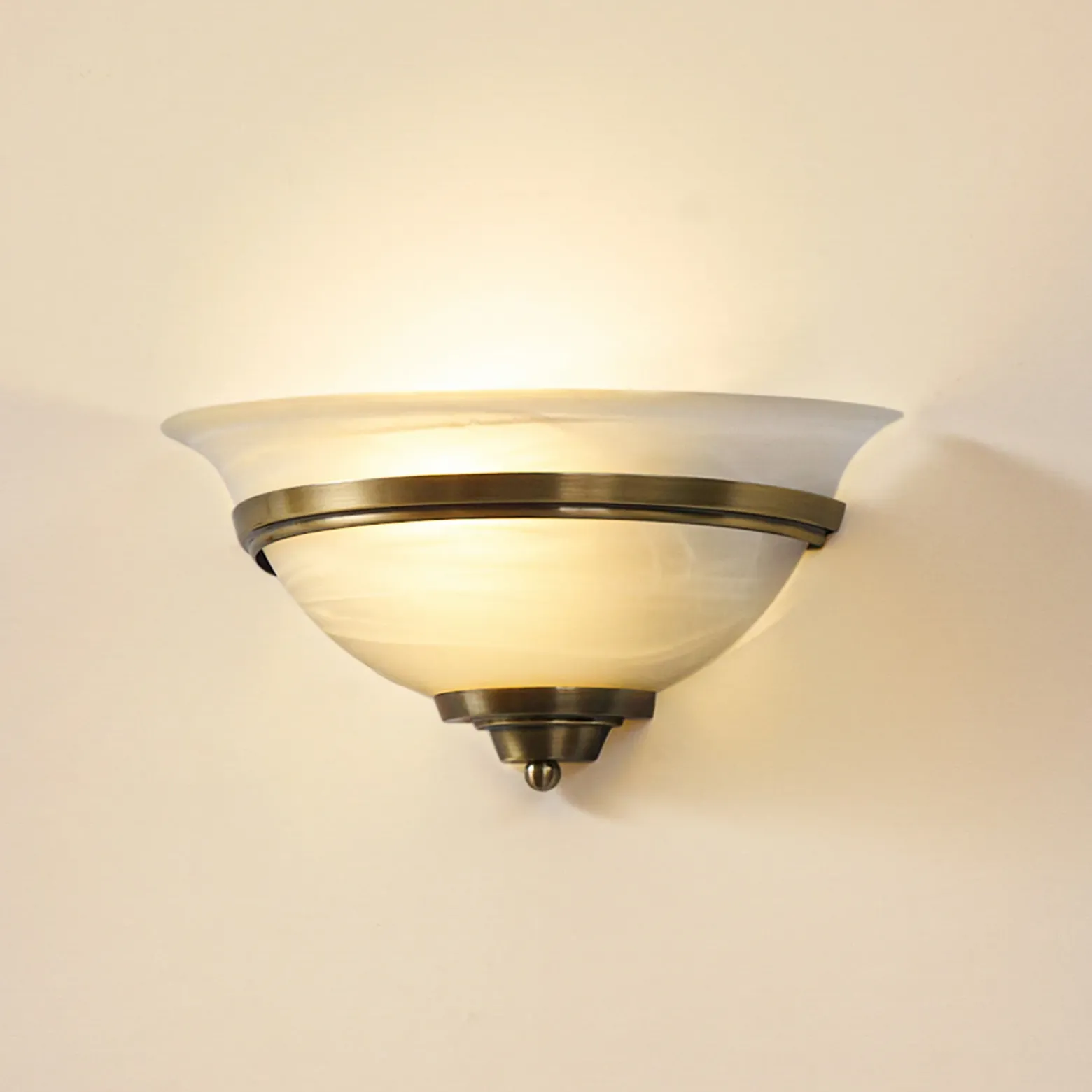 Lindby aplique de pared Irimia, 31 cm, latón envejecido, cristal