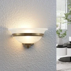 Lindby aplique de pared Irimia, 31 cm, latón envejecido, cristal