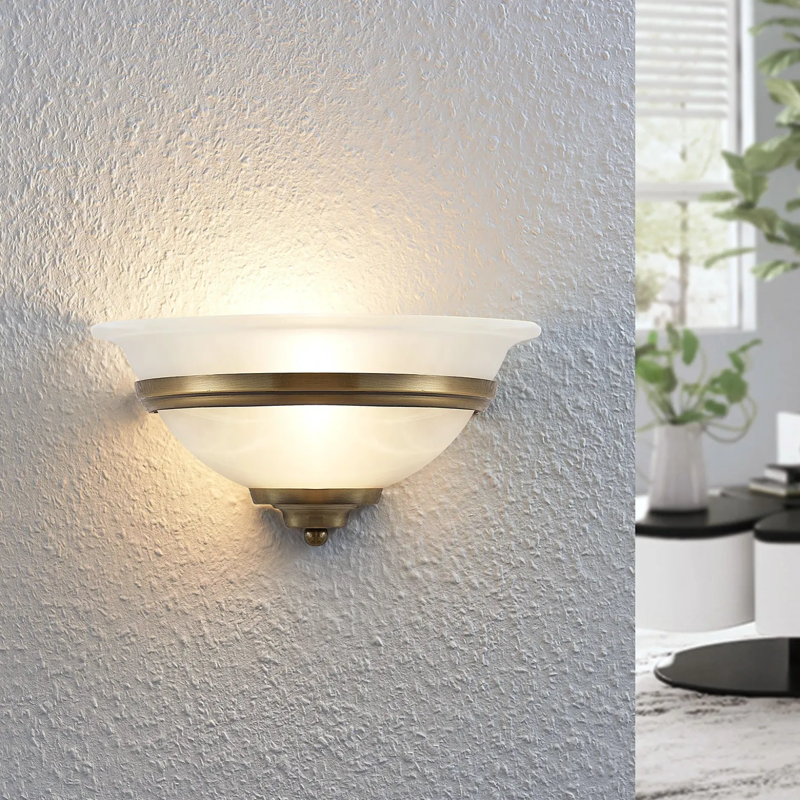 Lindby aplique de pared Irimia, 31 cm, latón envejecido, cristal