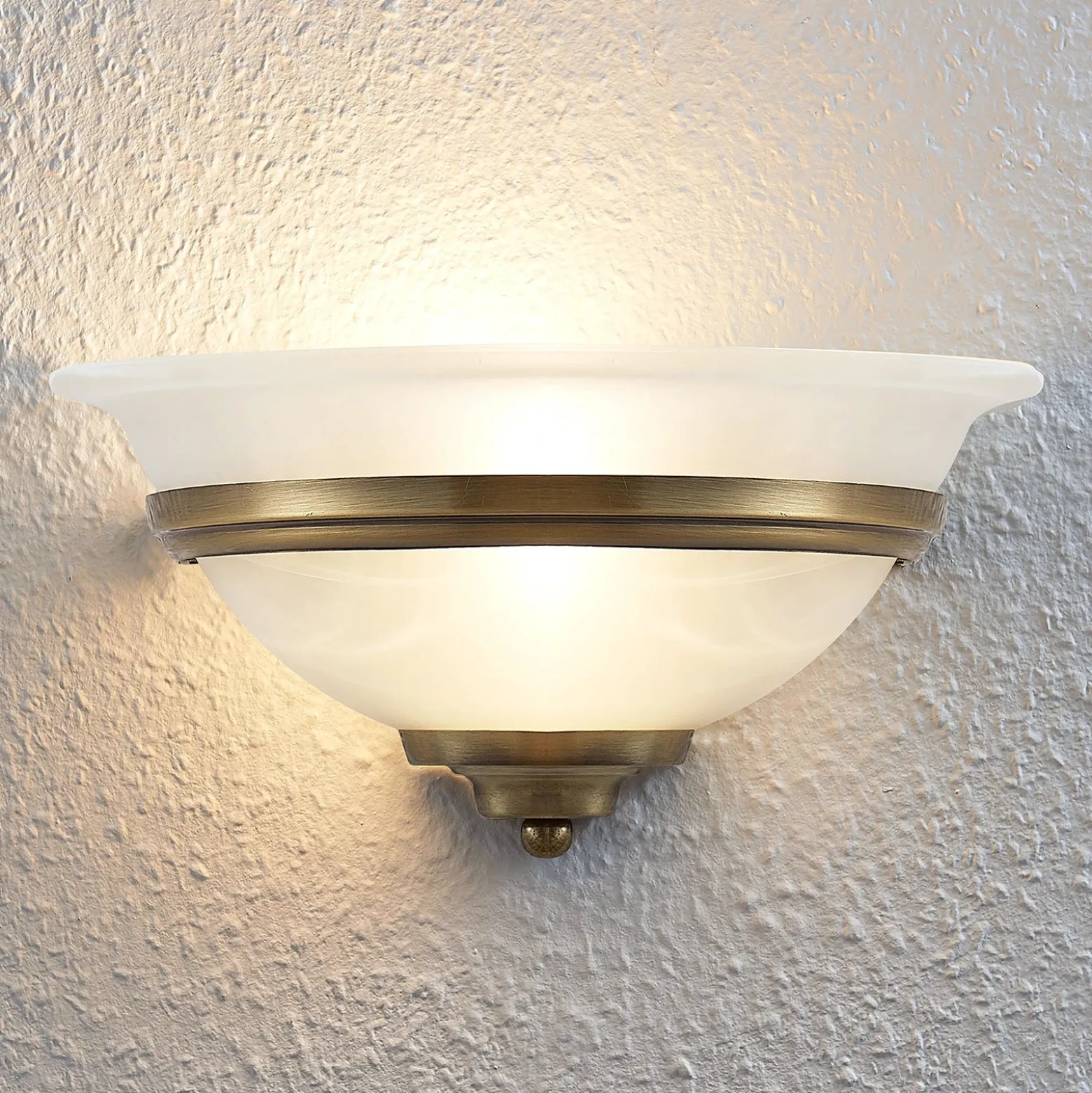 Lindby aplique de pared Irimia, 31 cm, latón envejecido, cristal