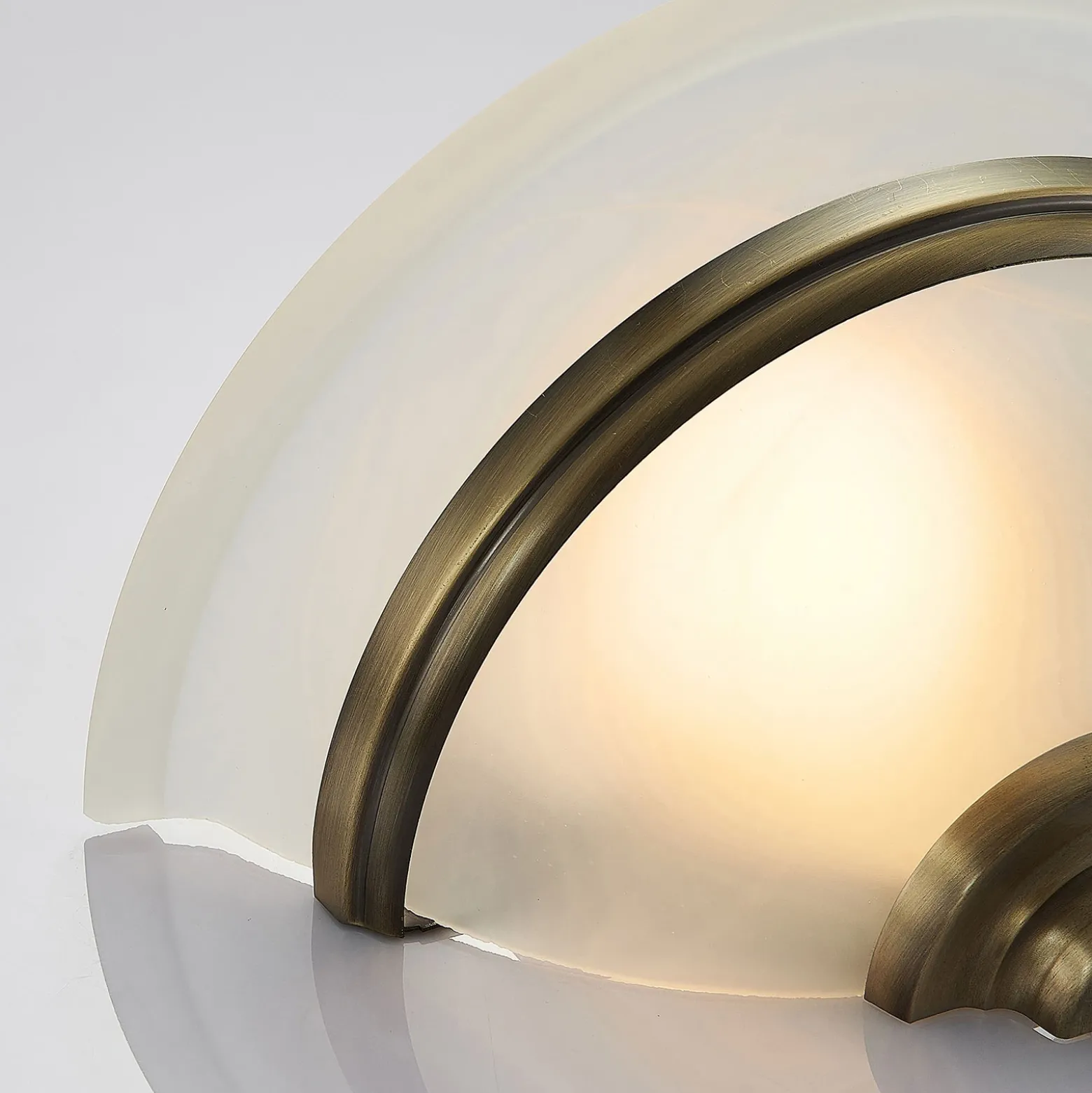 Lindby aplique de pared Irimia, 31 cm, latón envejecido, cristal