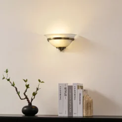 Lindby aplique de pared Irimia, 31 cm, latón envejecido, cristal