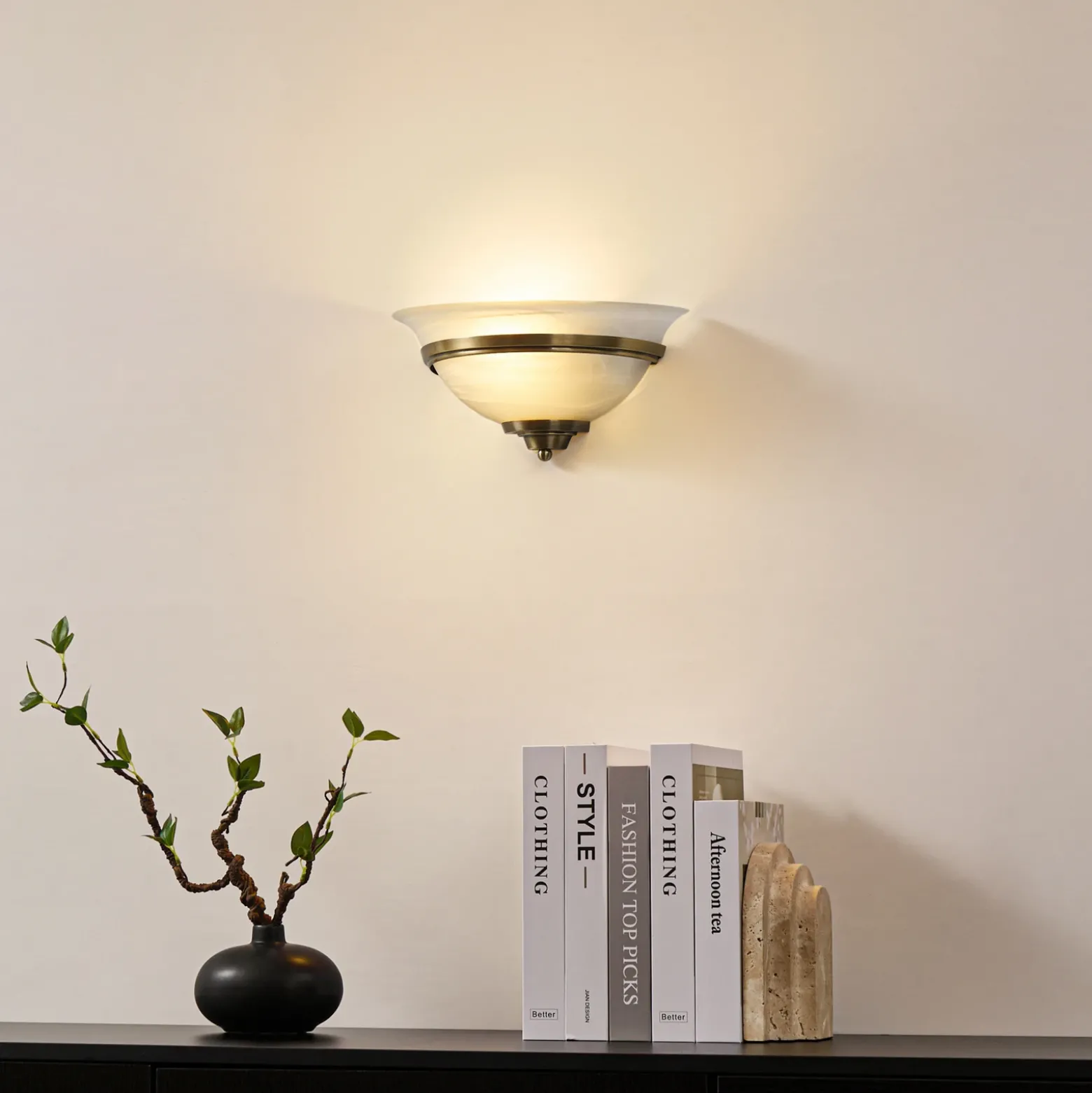 Lindby aplique de pared Irimia, 31 cm, latón envejecido, cristal
