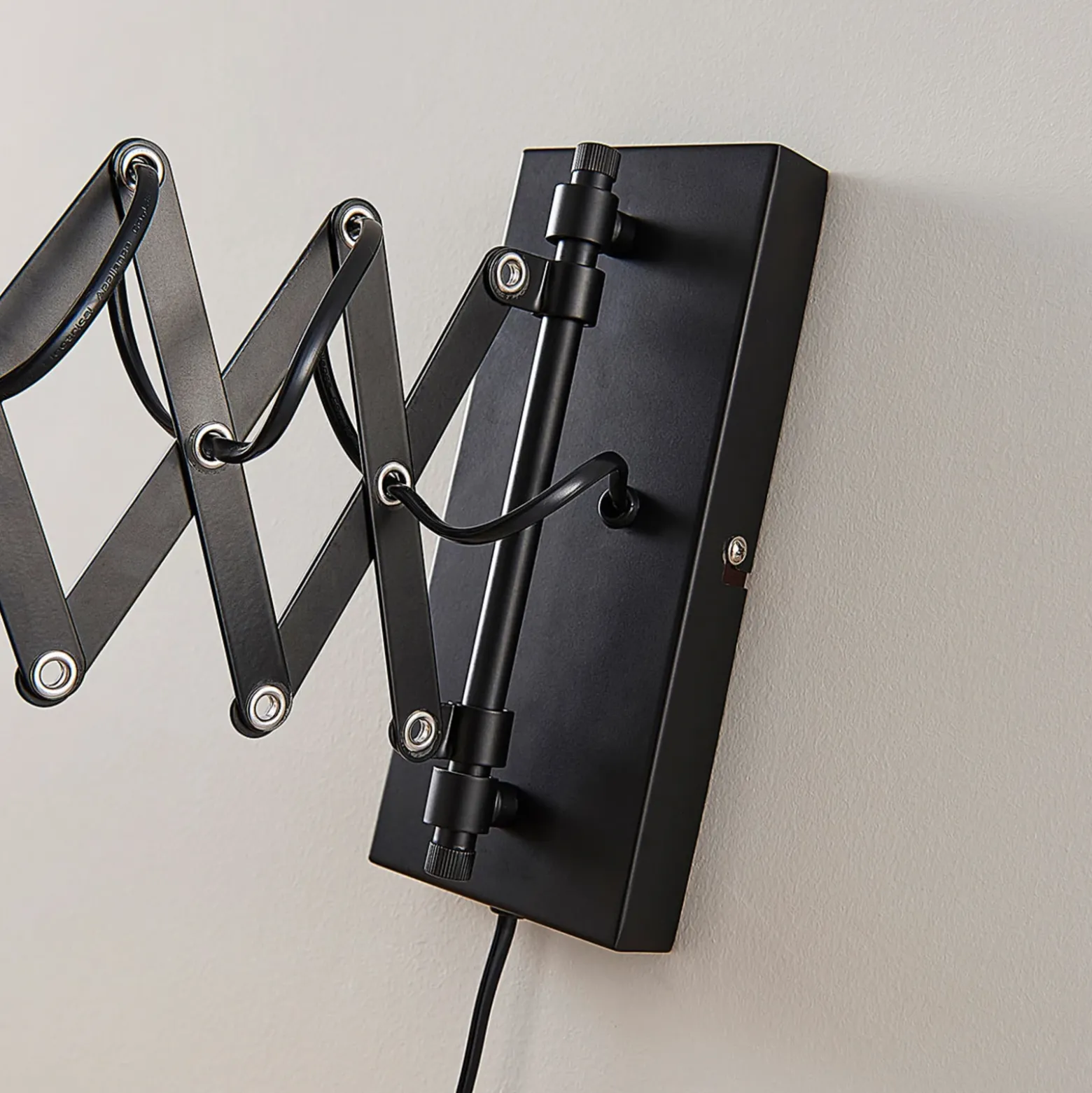 Lindby Aplique de pared Merle, negro, 60 cm, lámpara de lectura, extensible