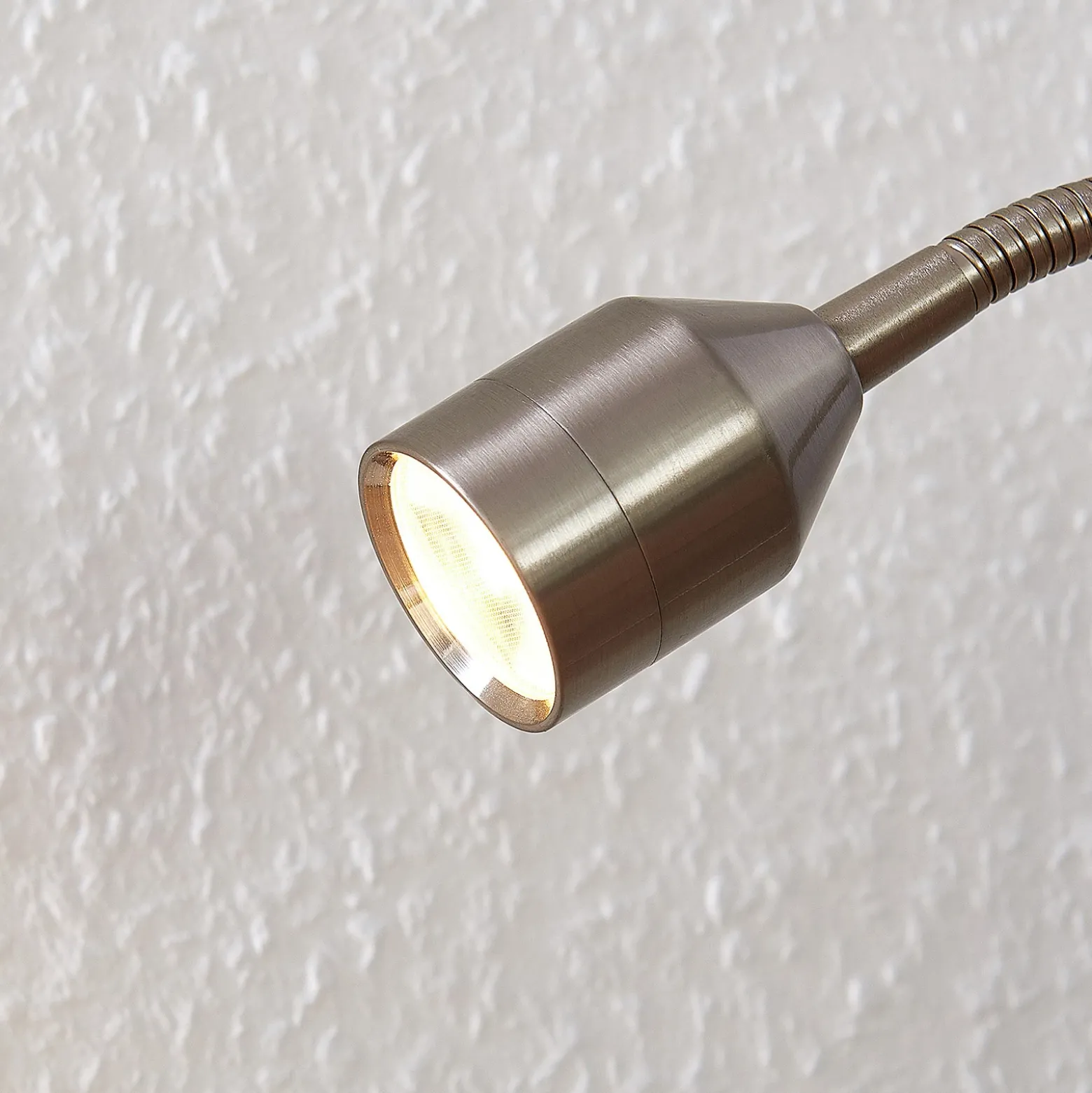 Lindby Djamila lámpara de pinza LED, níquel satinado