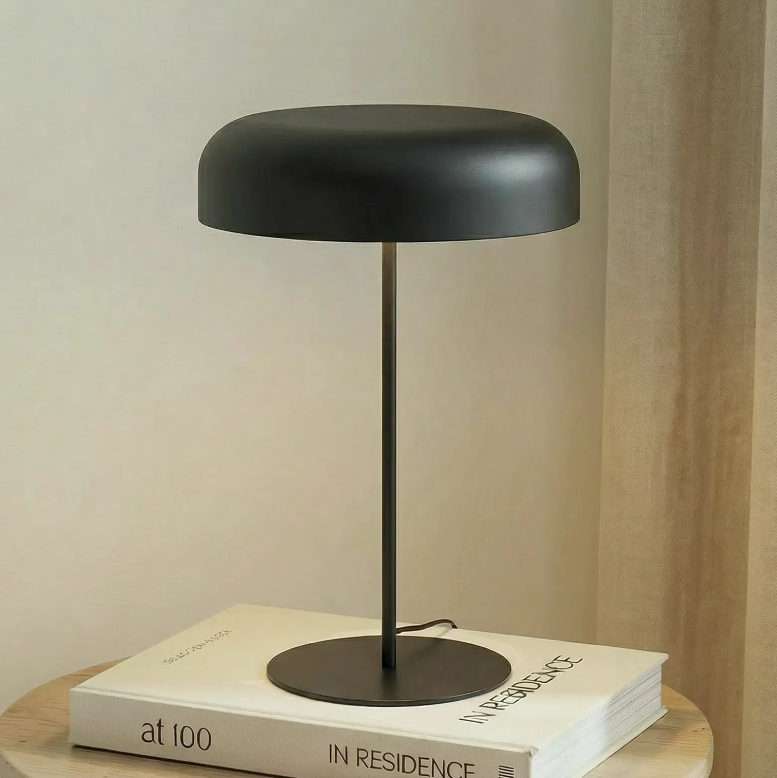 Lindby Edion lámpara de mesa, negro arena, metal