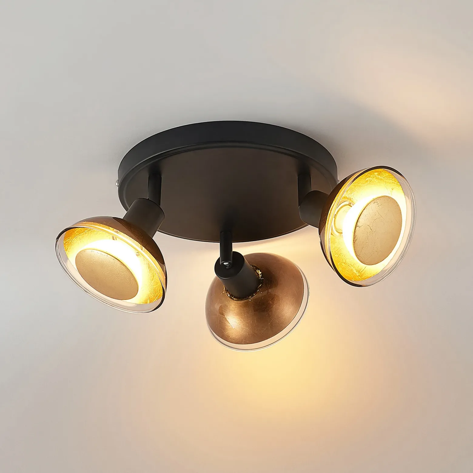 Lindby Erin downlight de techo, negro/oro, Ø 22 cm, cristal