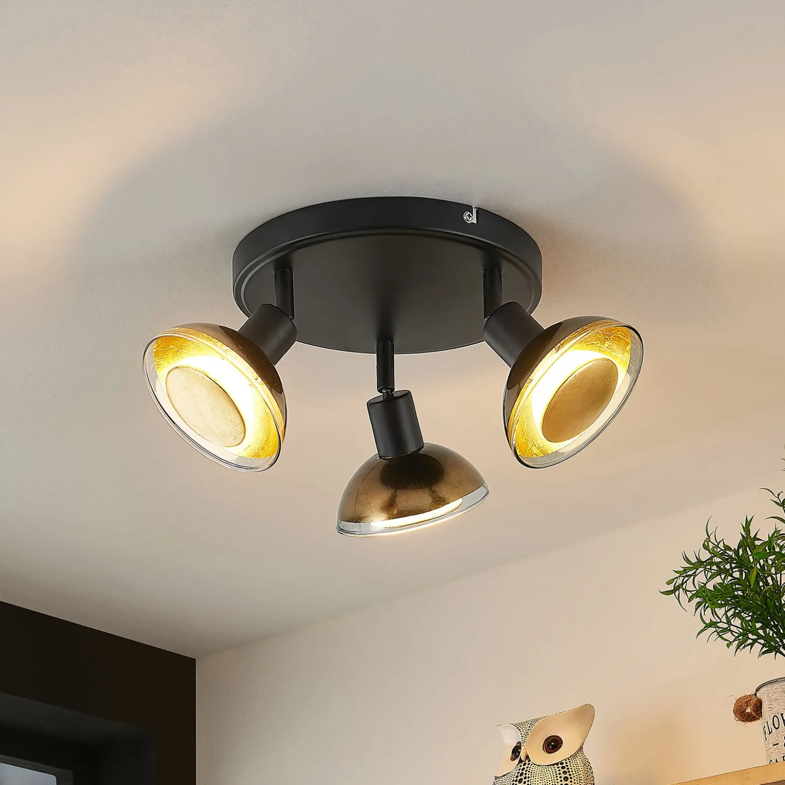 Lindby Erin downlight de techo, negro/oro, Ø 22 cm, cristal