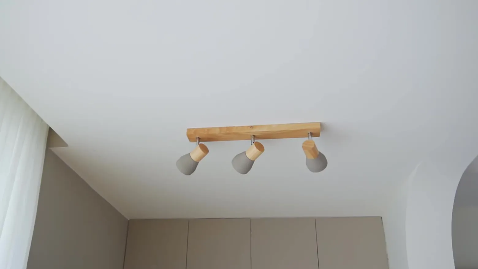 Lindby Filiz foco, 3 luces, 47 cm de largo, madera, hormigón, E14