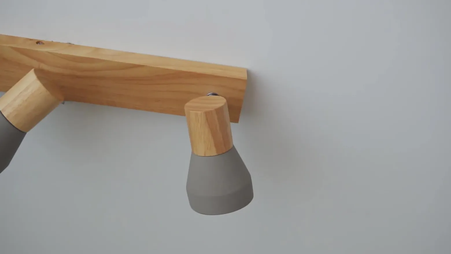 Lindby Filiz foco, 3 luces, 47 cm de largo, madera, hormigón, E14