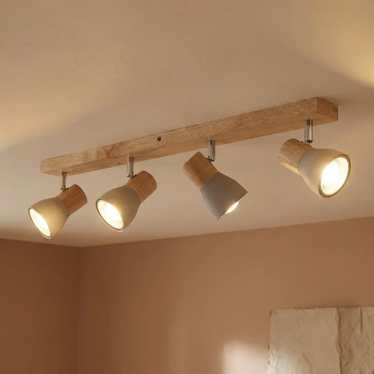 Lindby Filiz foco, 4 luces, 77 cm, madera, hormigón, E14