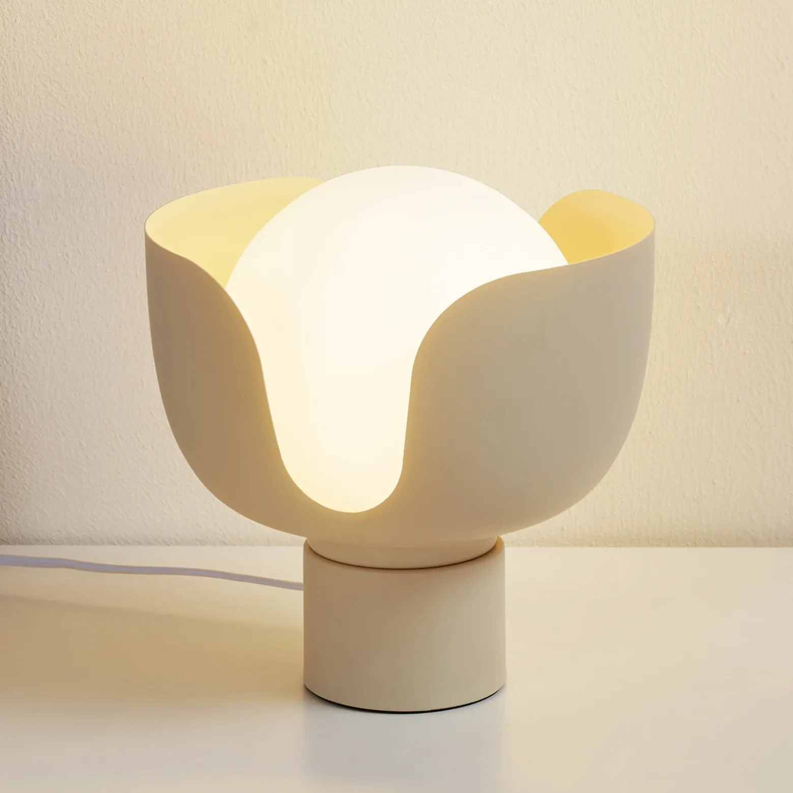 Lindby Fiora lámpara de mesa, beige, cristal, metal, Ø 20 cm