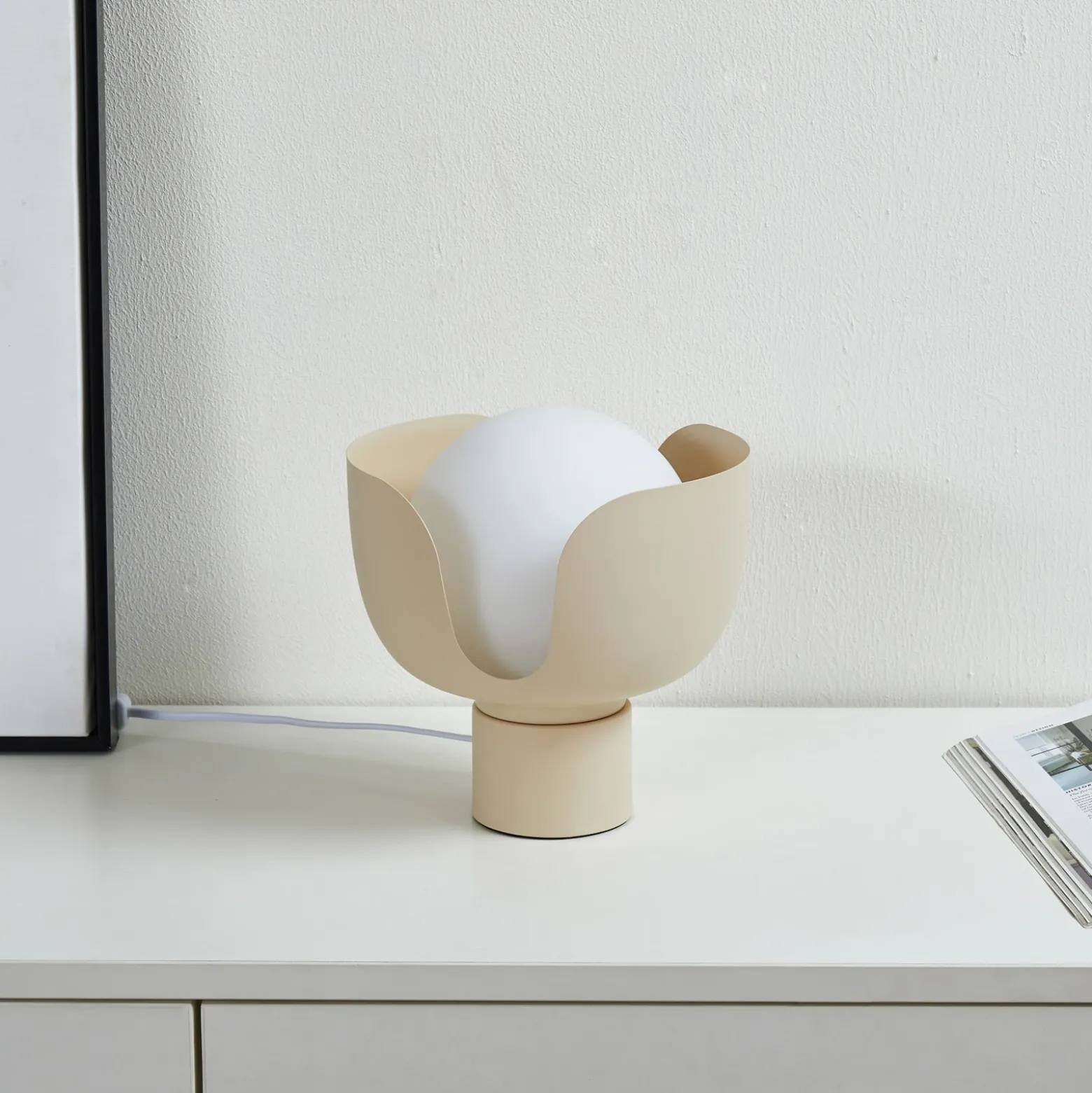 Lindby Fiora lámpara de mesa, beige, cristal, metal, Ø 20 cm