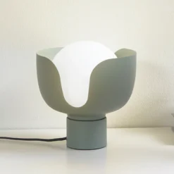Lindby Fiora lámpara de mesa, verde, cristal, metal, Ø 20 cm