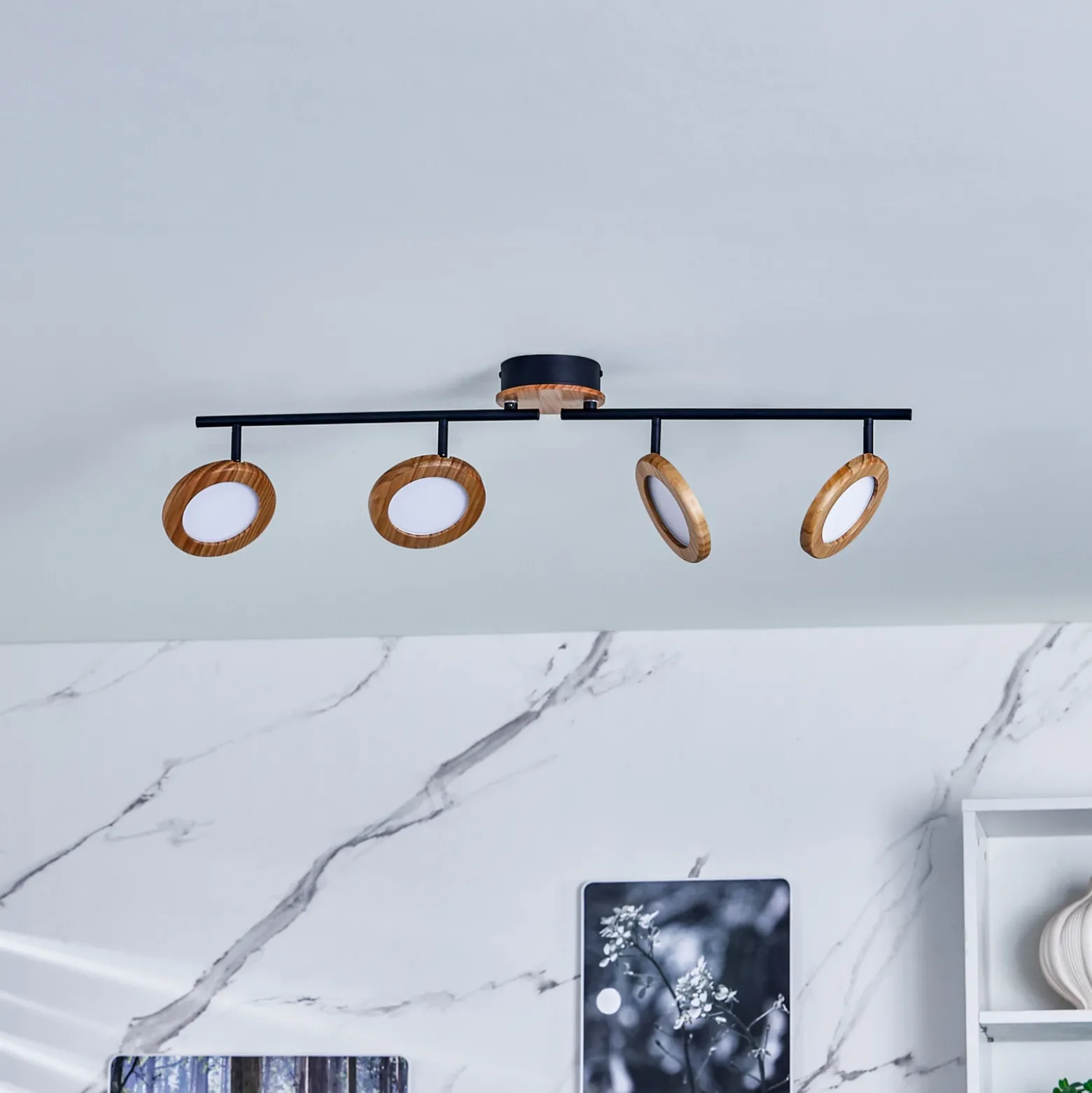 Lindby foco LED Manel, madera, 84 cm de largo, 4 luces