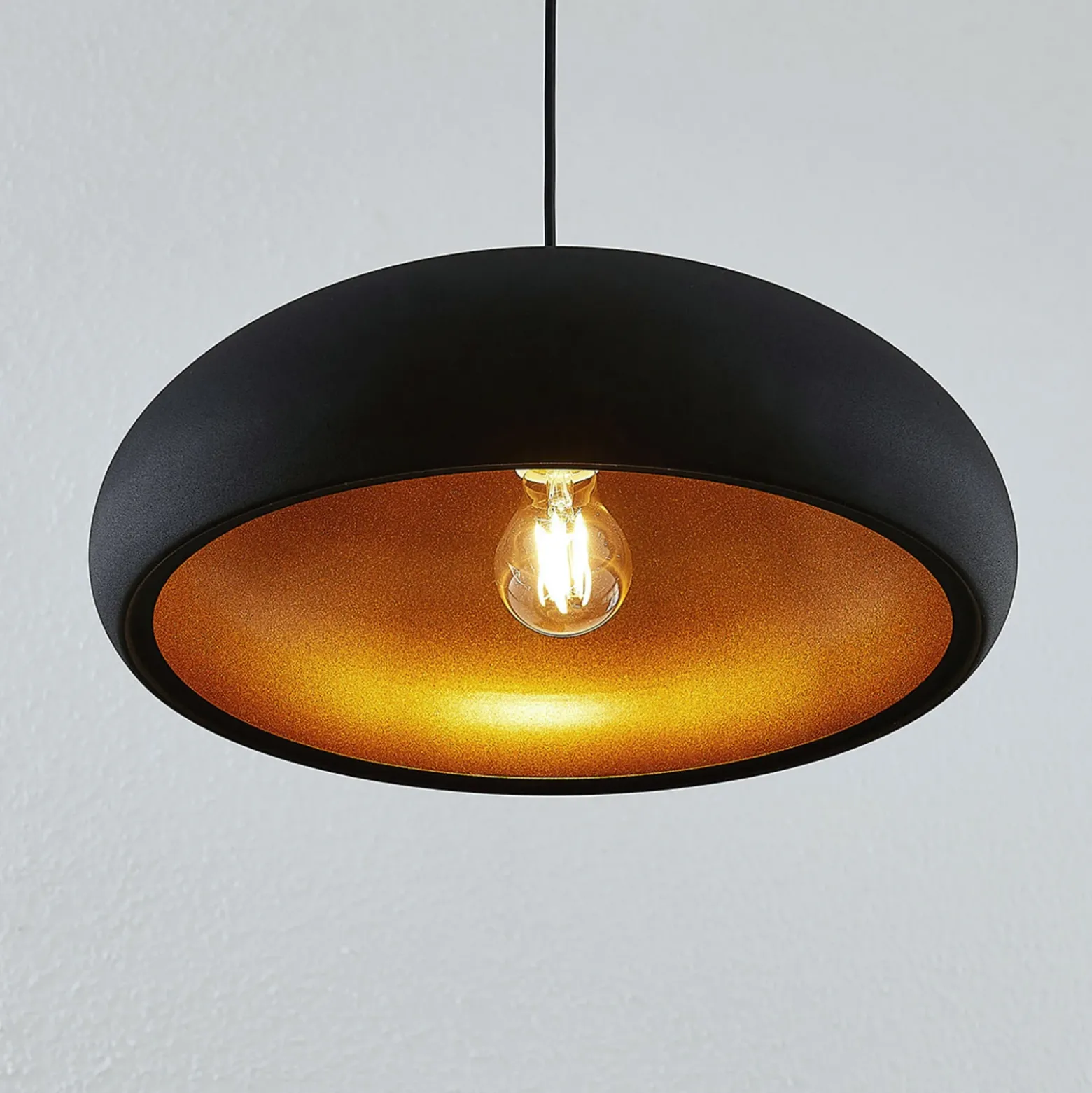 Lindby Gerwina lámpara colgante, negro/oro, metal, 40 cm, E27
