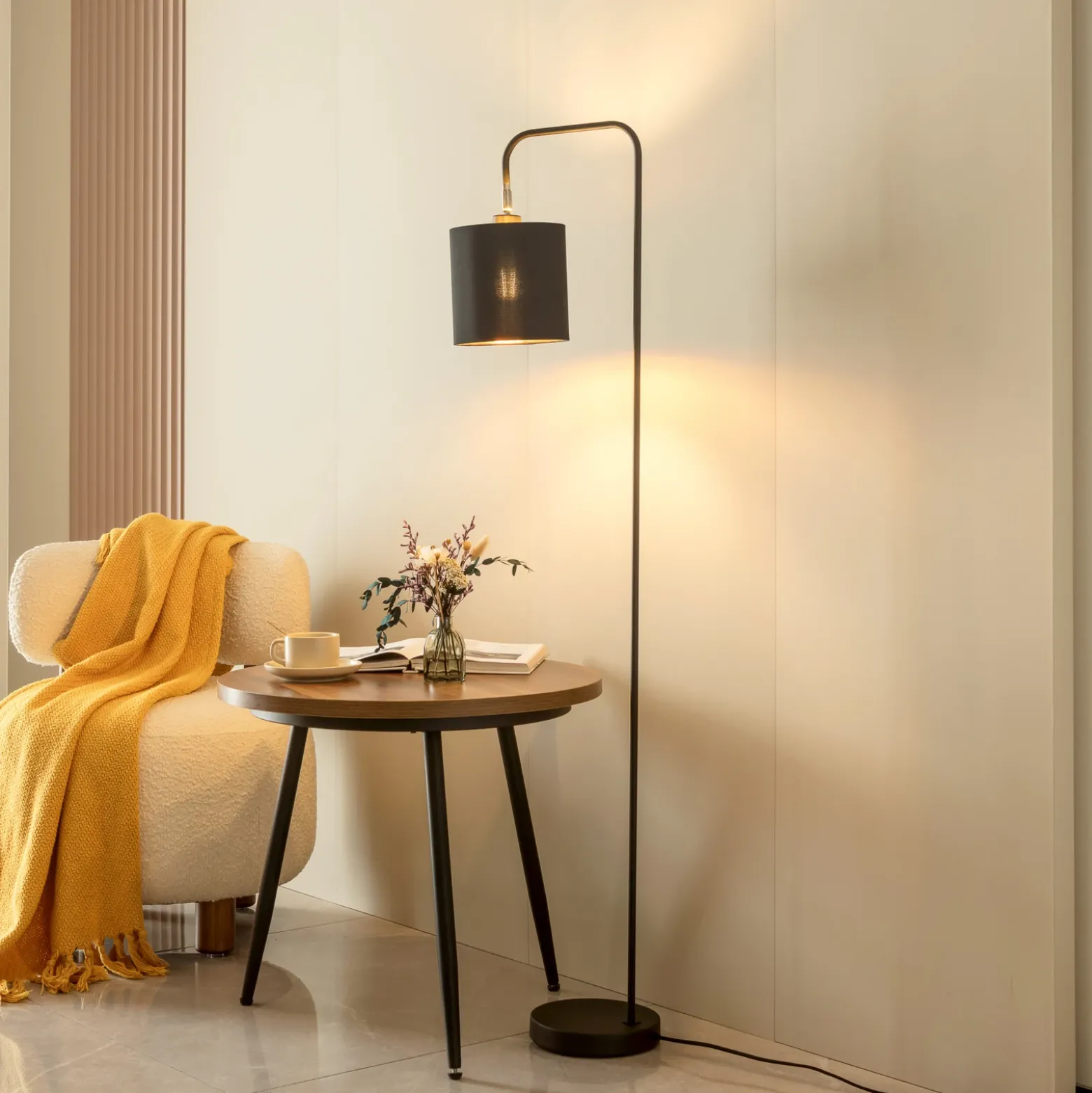 Lindby Hinay lámpara de pie textil negro/oro