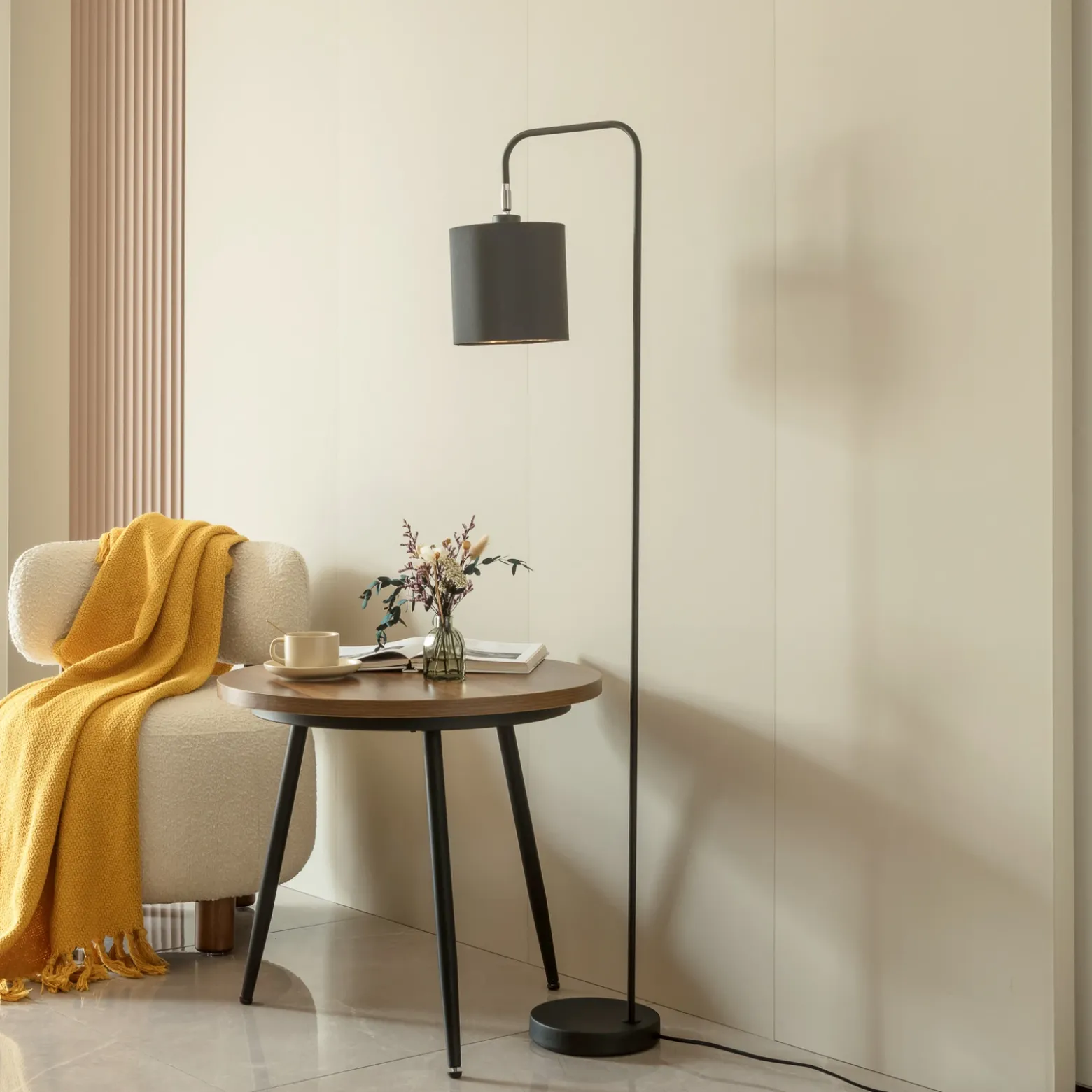Lindby Hinay lámpara de pie textil negro/oro