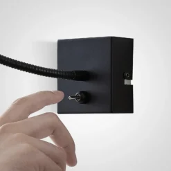 Lindby Jolka brazo de lectura LED, interruptor, negro mate