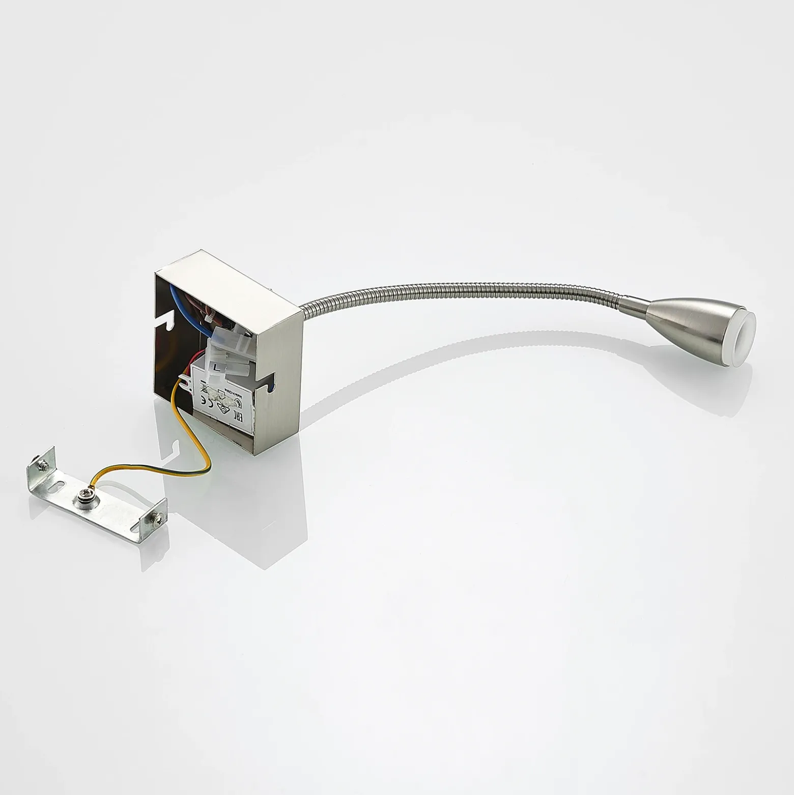 Lindby Jolka Brazo de lectura LED, interruptor, níquel