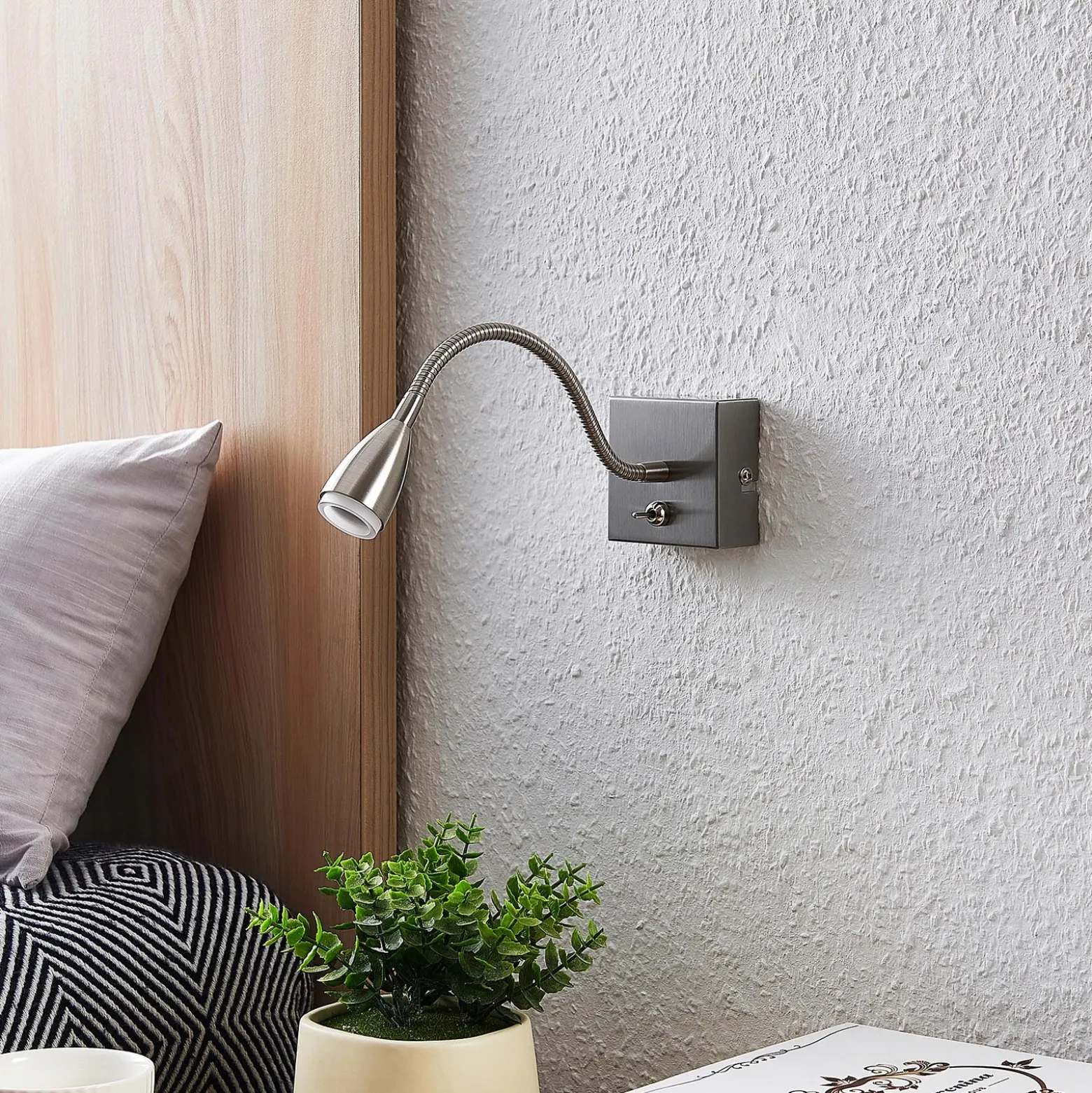 Lindby Jolka Brazo de lectura LED, interruptor, níquel