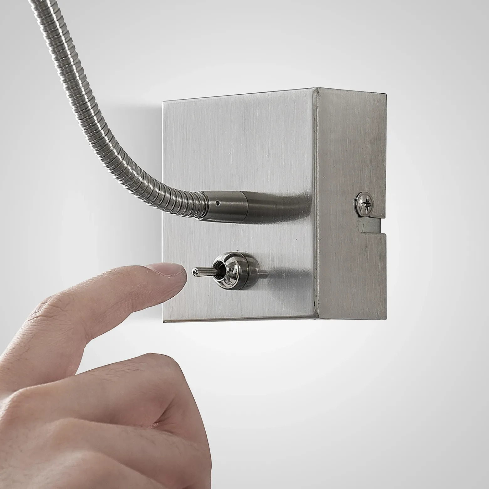 Lindby Jolka Brazo de lectura LED, interruptor, níquel