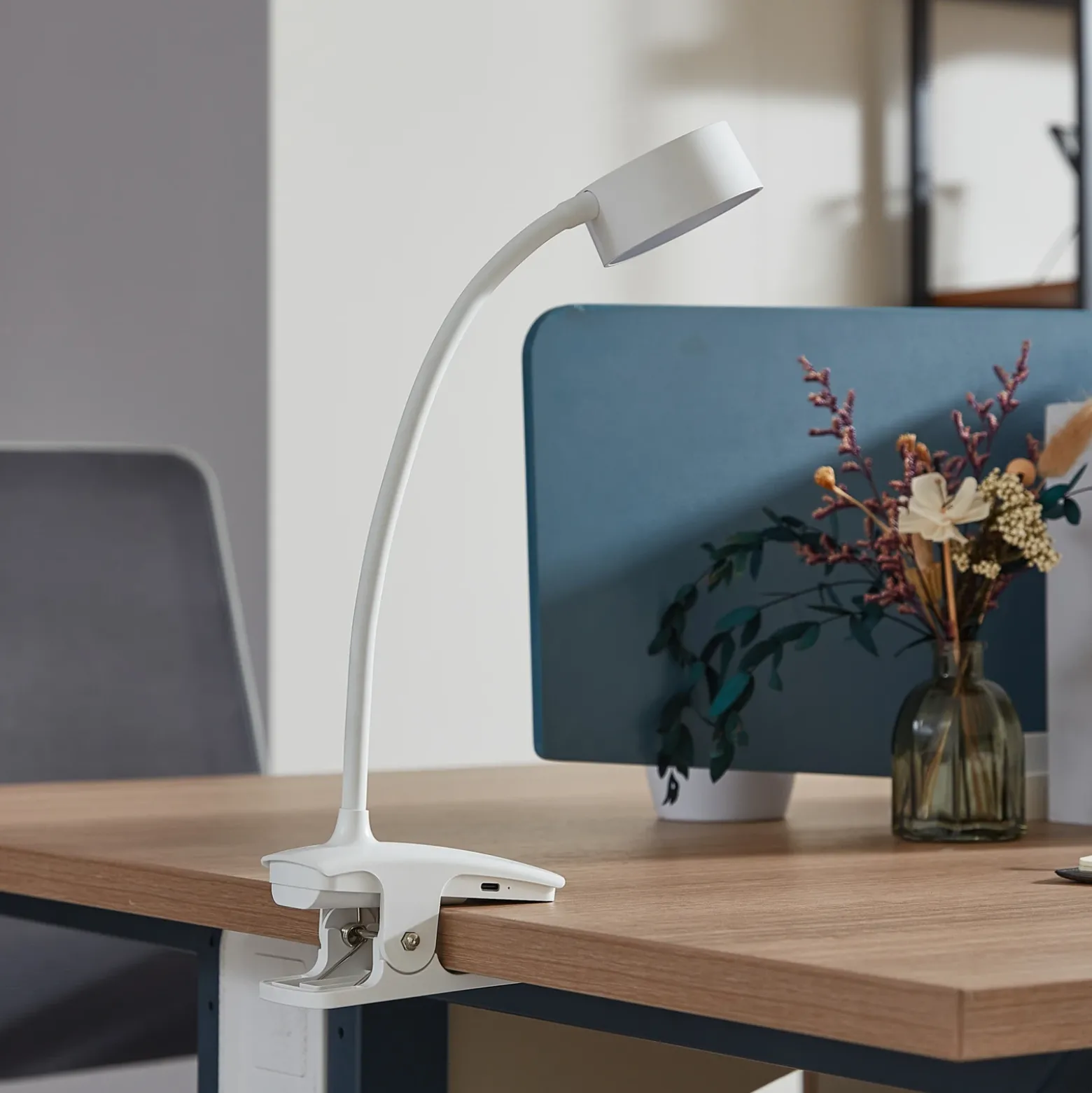 Lindby LED lámpara de pinza recargable Maori, blanco, metal, CCT,