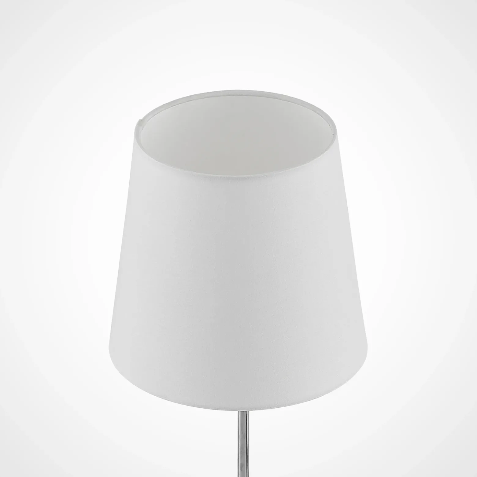 Lindby Leza lámpara de mesa cromo, pantalla blanca