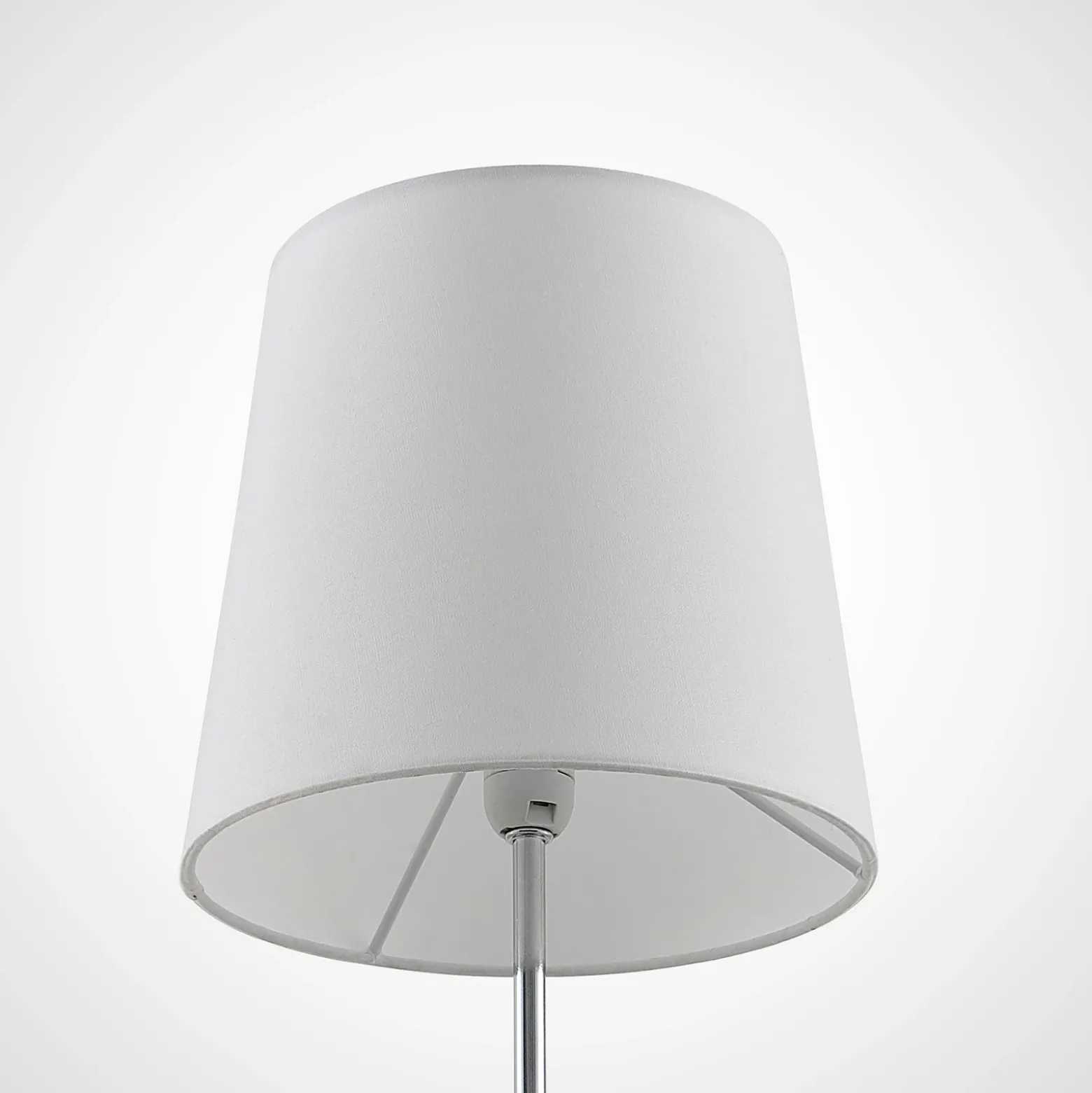 Lindby Leza lámpara de mesa cromo, pantalla blanca
