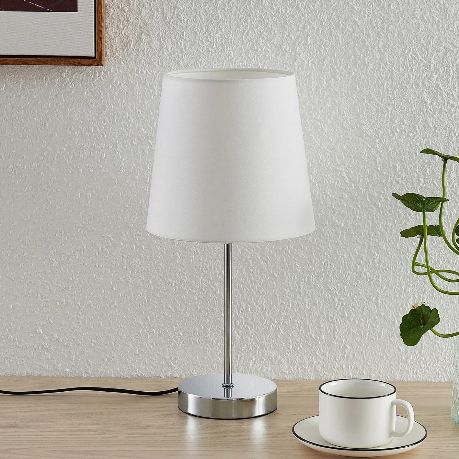 Lindby Leza lámpara de mesa cromo, pantalla blanca