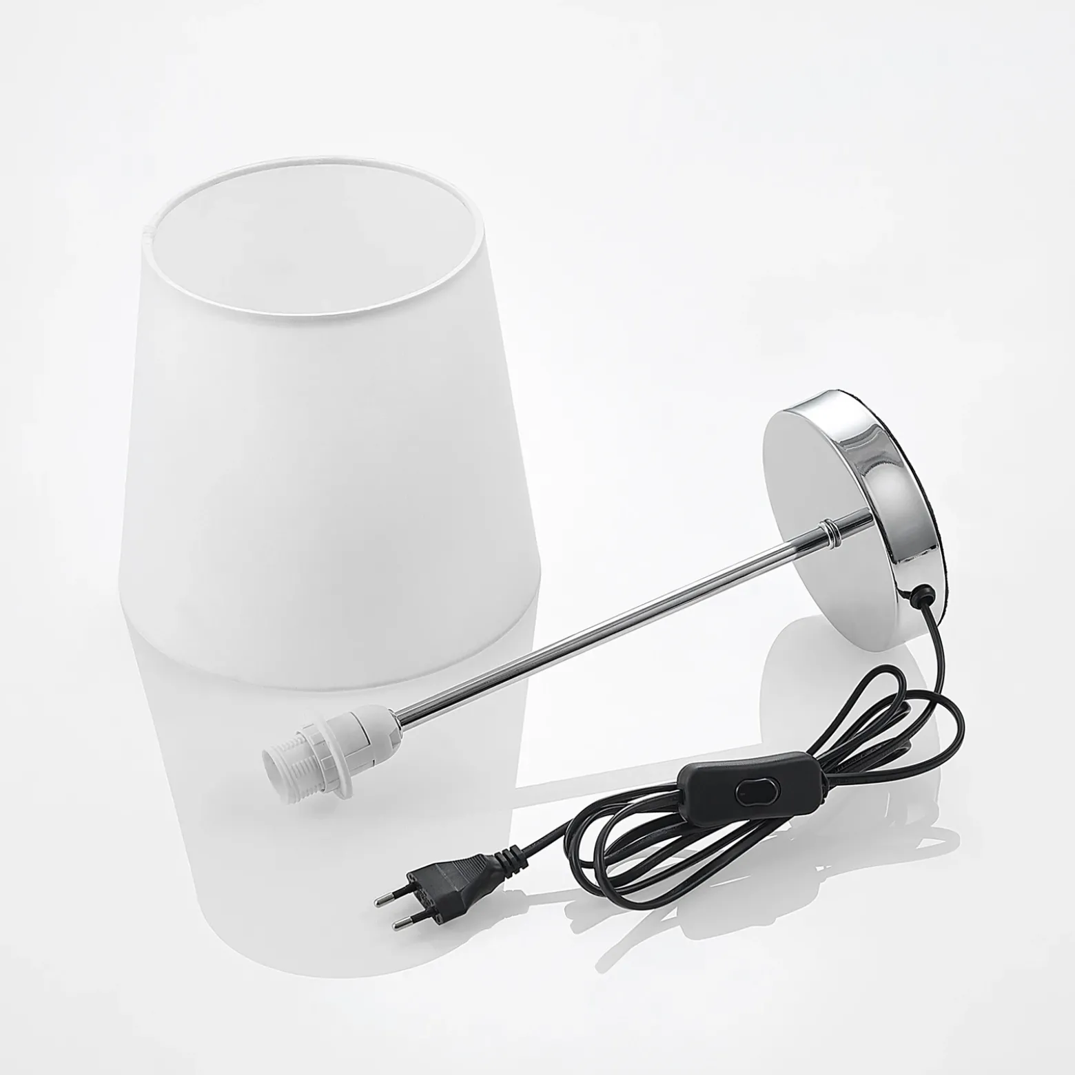 Lindby Leza lámpara de mesa cromo, pantalla blanca