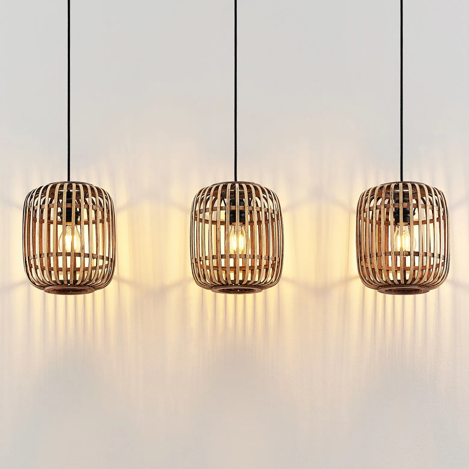 Lindby lámpara colgante Canyana, natural, 3 luces, ratán, 105 cm