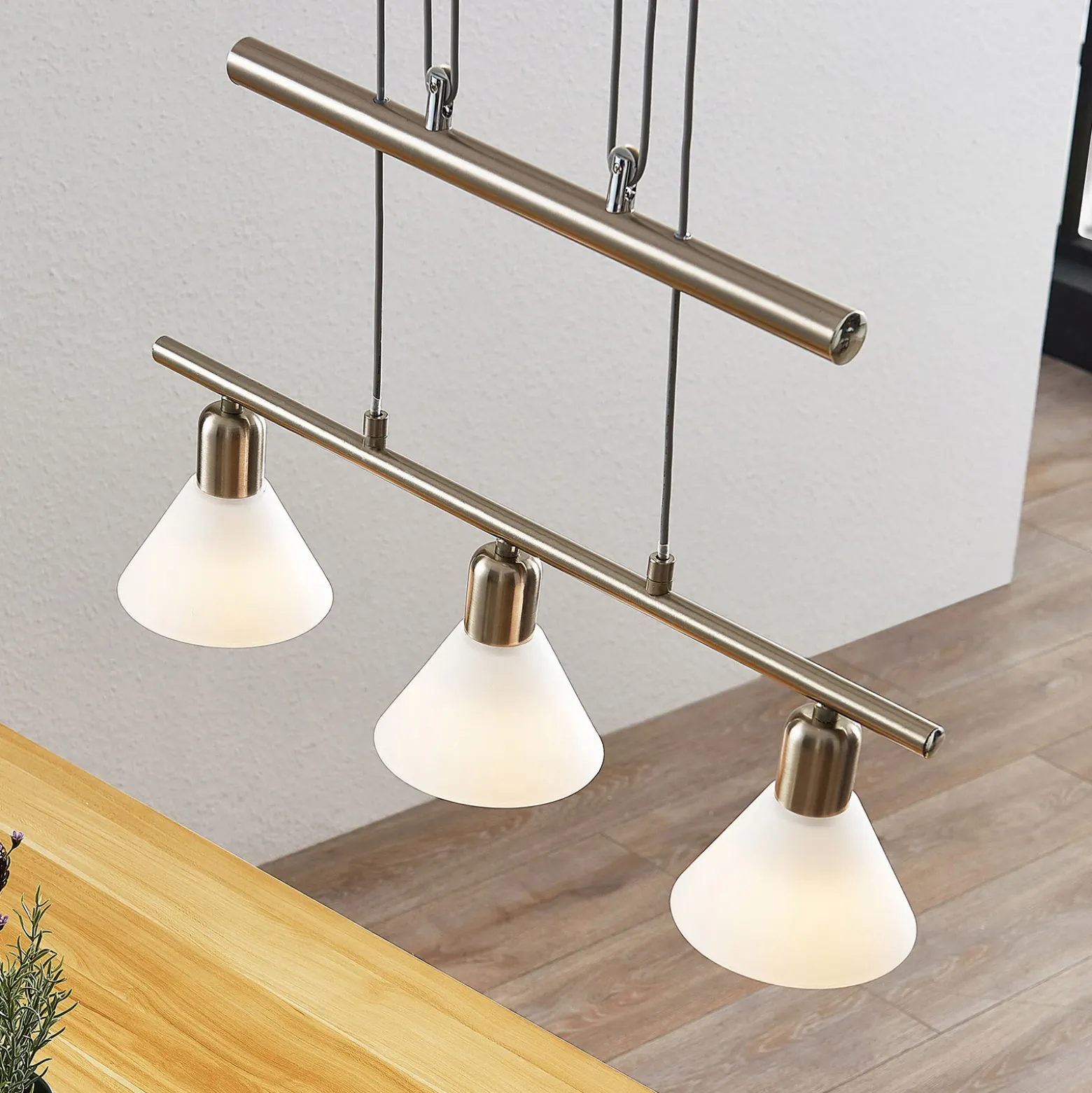 Lindby lámpara colgante Delira, 3 luces, níquel, regulable en altura